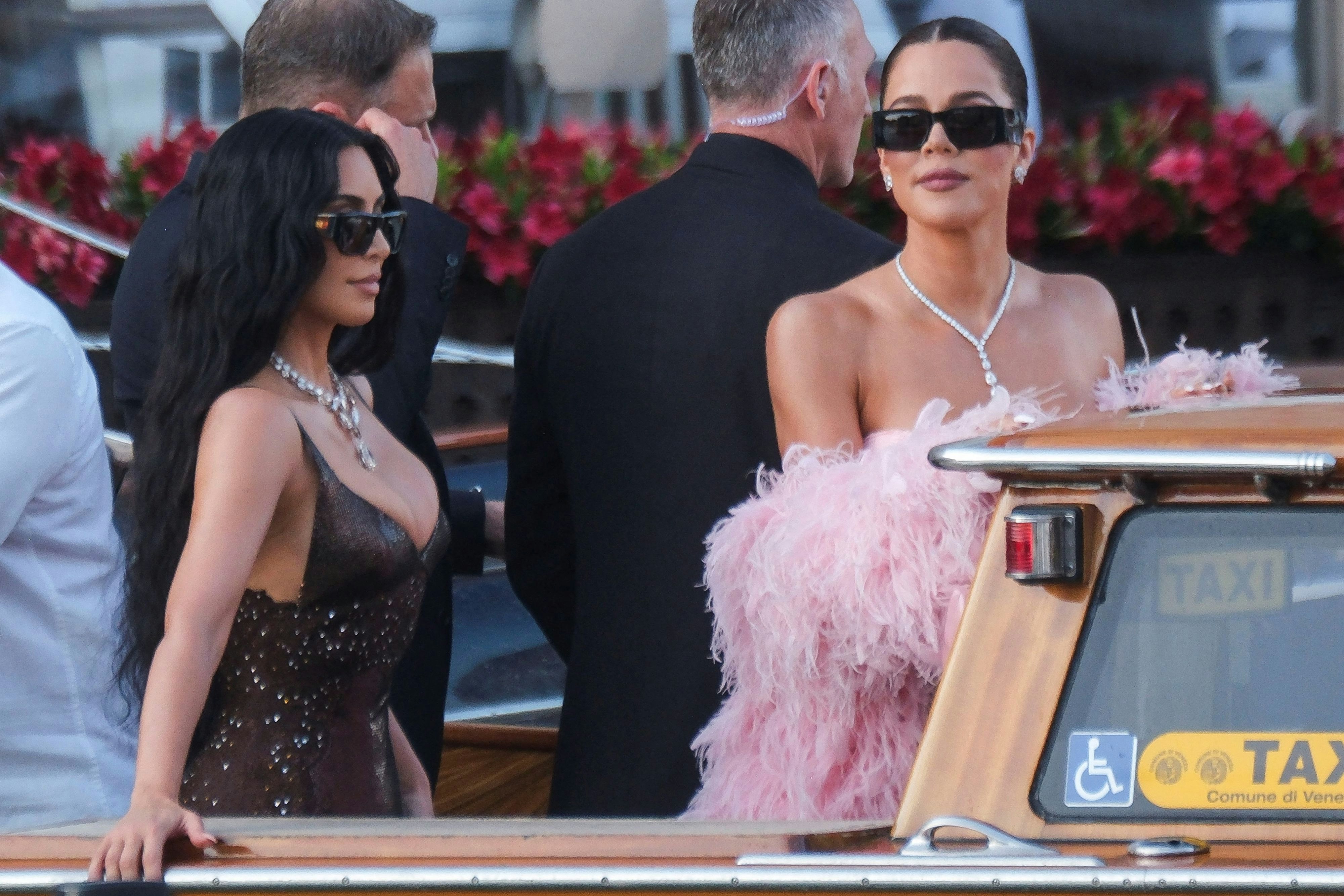 Kim Kardashian und Khloe Kardashian haben auch beim Geschmeide nicht gespart
