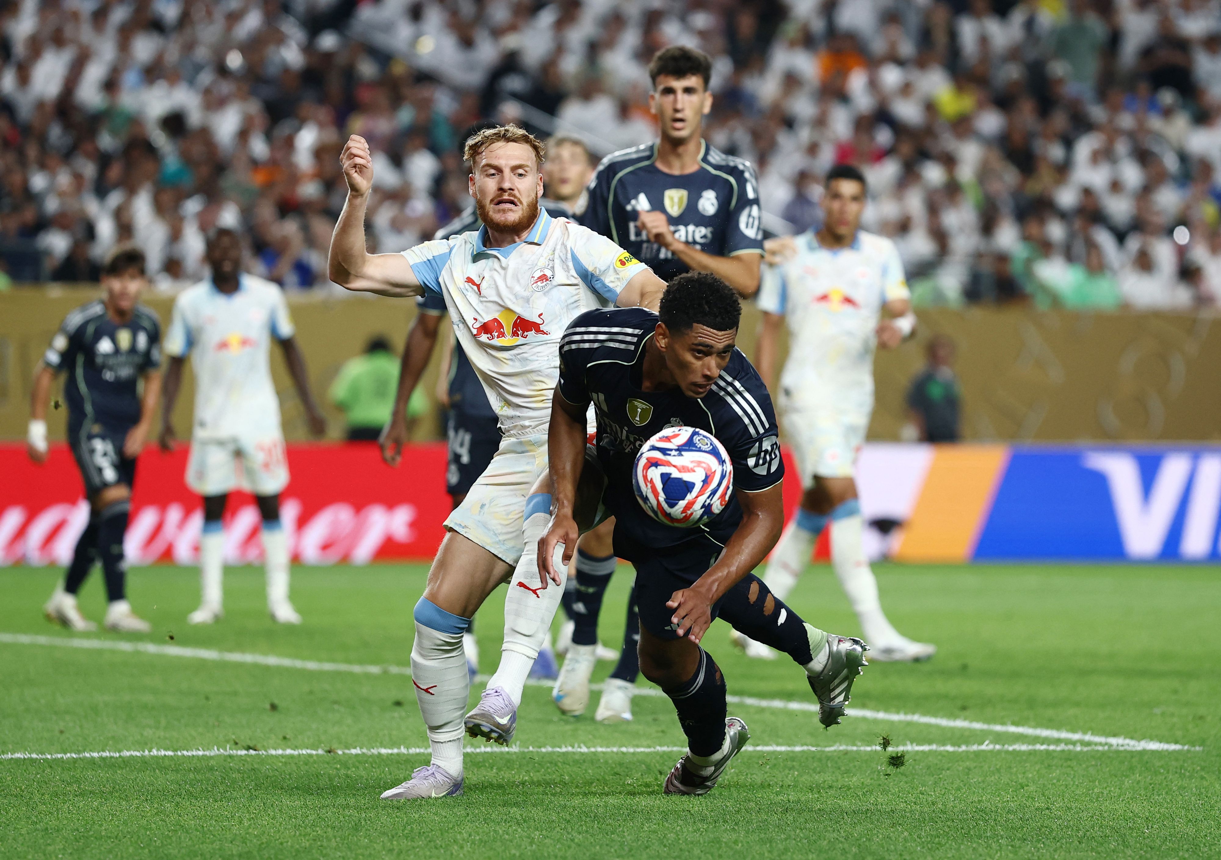 Jude Bellingham steigt mit Real gegen Salzburg auf.