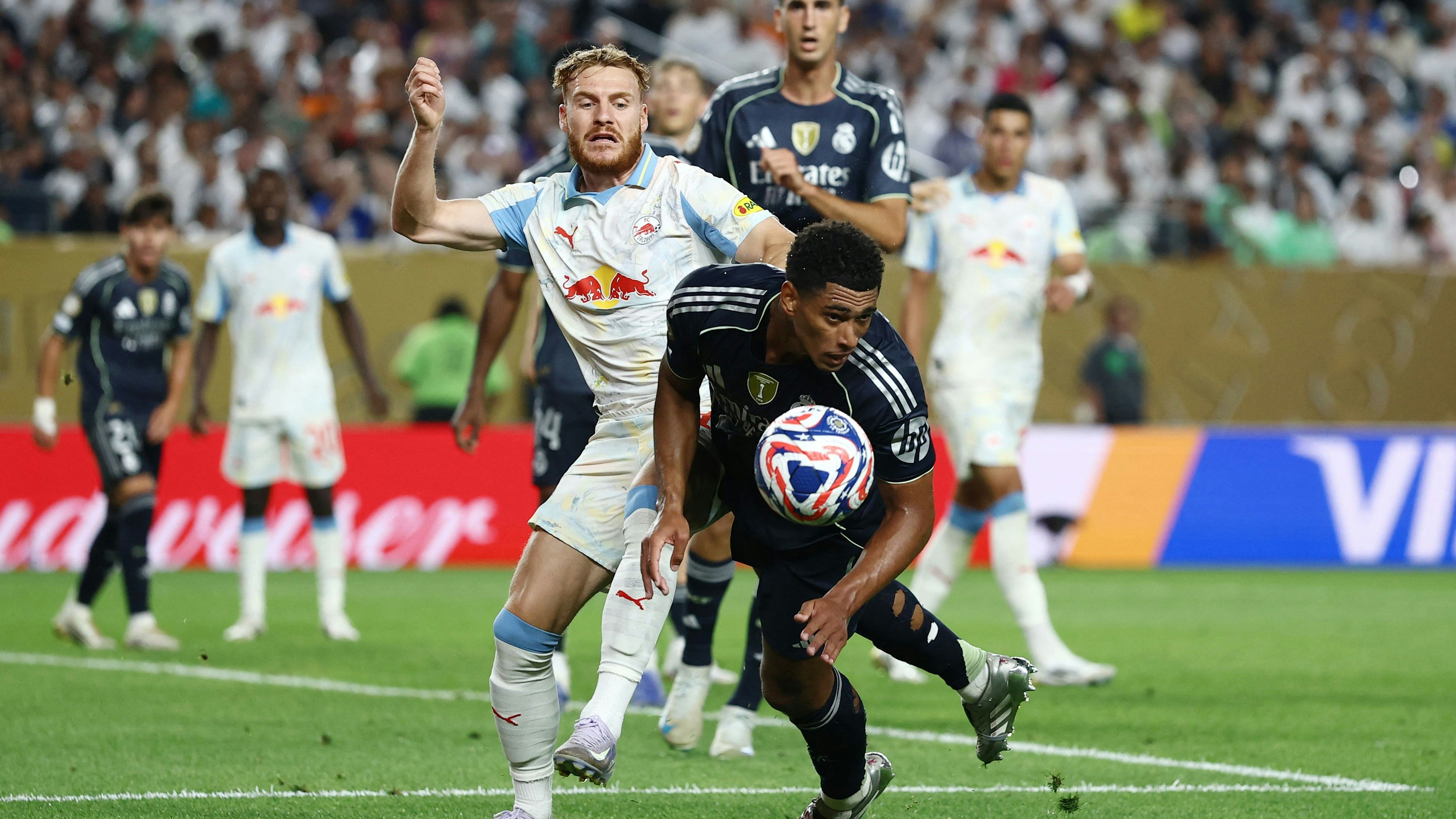 Jude Bellingham steigt mit Real gegen Salzburg auf.