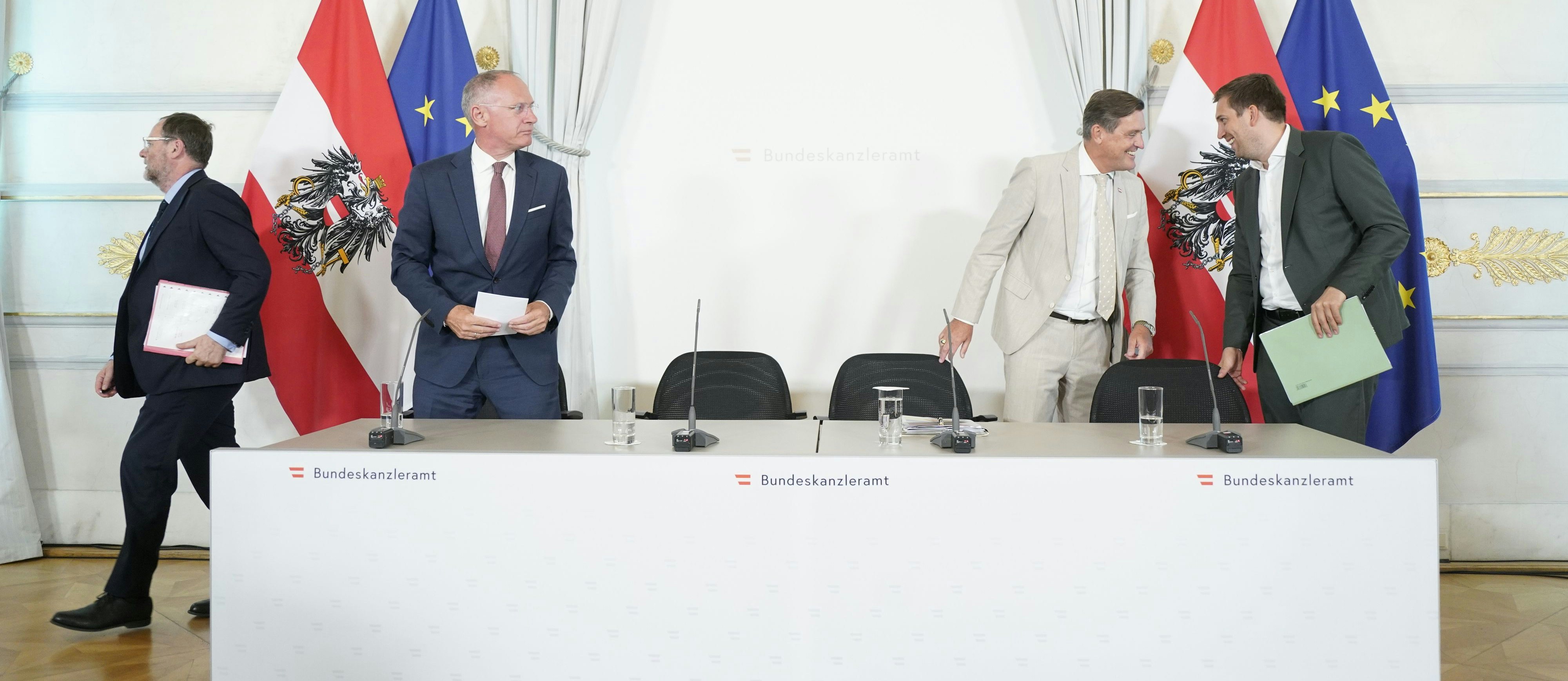 Mir gefällt das nicht, dass die zwei dauernd miteinander so lustig sind
