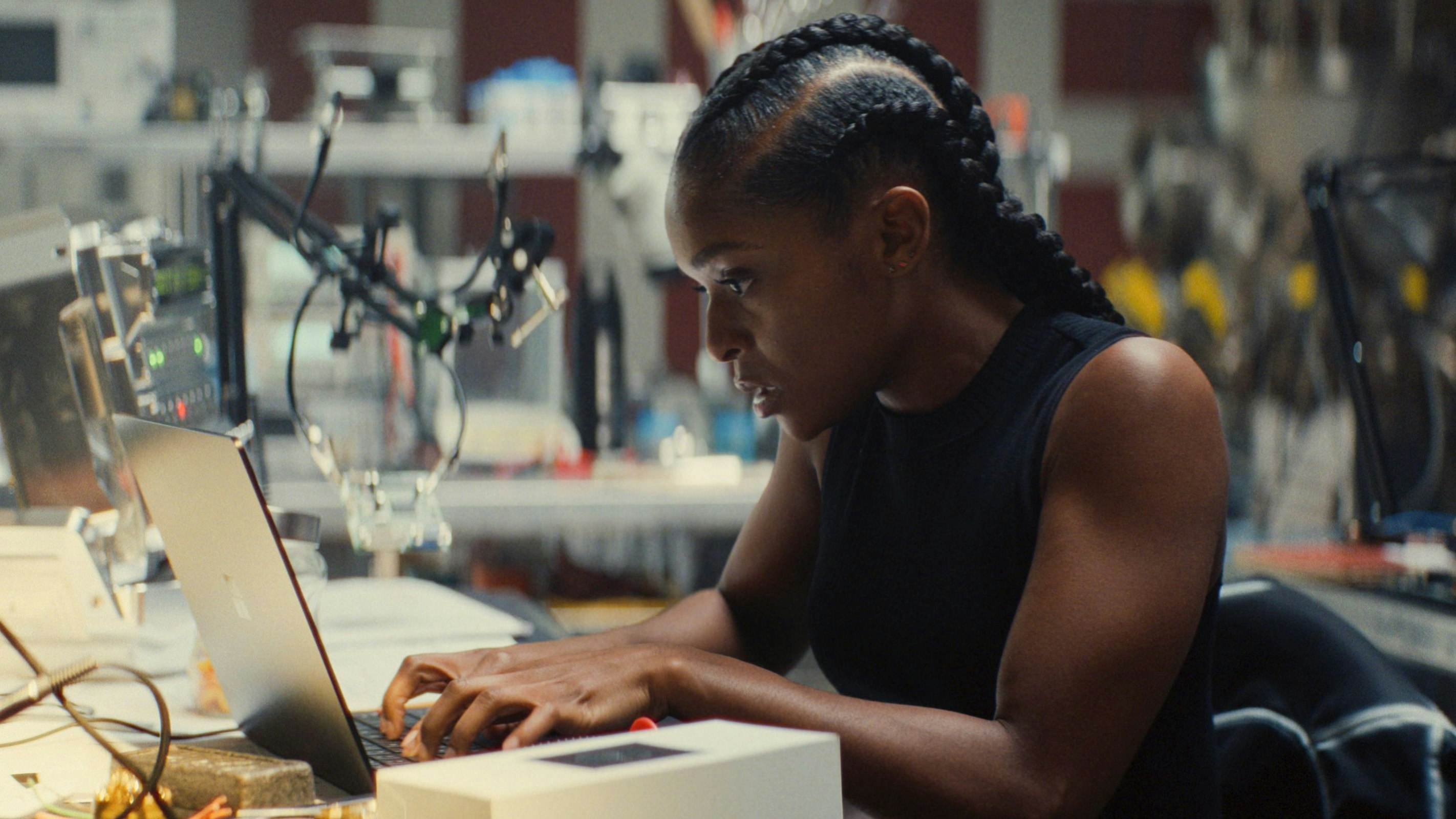 Riri Williams (Dominique Thorne) tüftelt Tag und Nacht an ihrer fliegenden Hightech-Rüstung