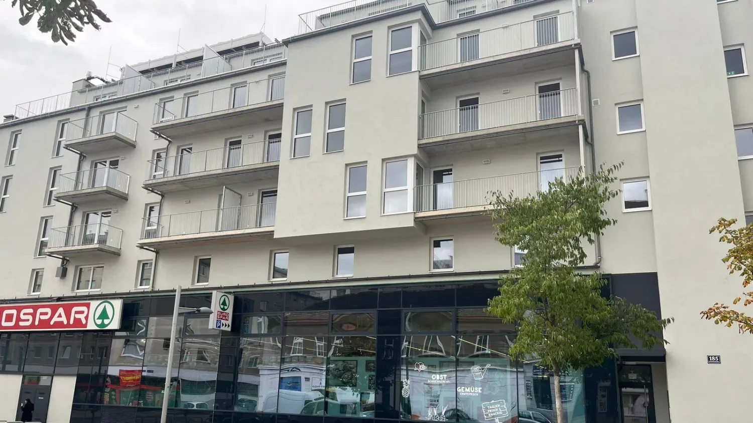 Neubau in der Favoritenstraße: In dem modernen Wohnhaus mit Balkonen und Spar-Markt im Erdgeschoß wohnen mittlerweile über 100 Flüchtlingsfamilien – im Rahmen eines Diakonie-Pilotprojekts.