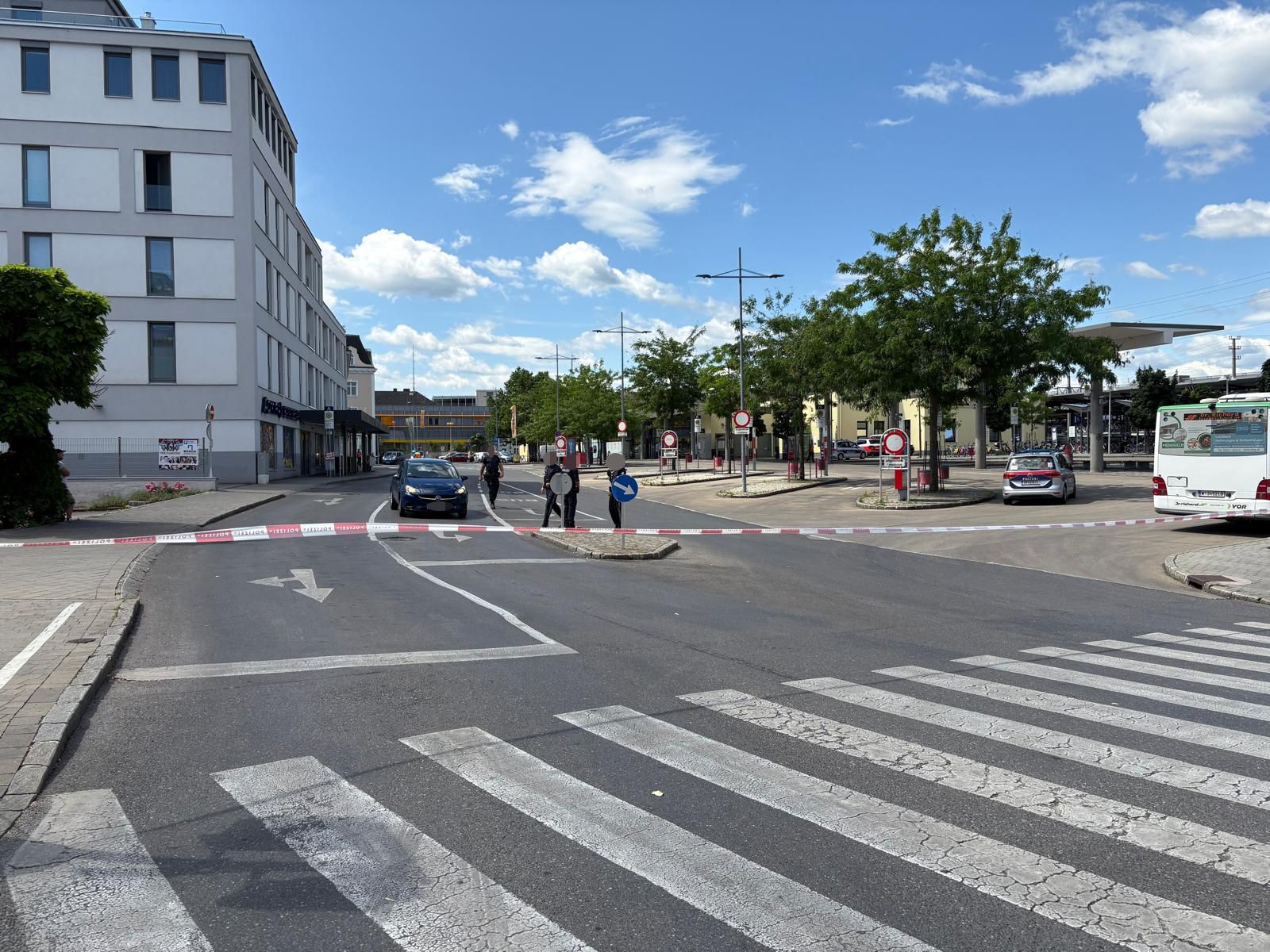 Polizei sperrt Zufahrt zum Bahnhof Wr. Neustadt wegen eines verdächtigen Rucksacks – kurz darauf folgte Entwarnung.