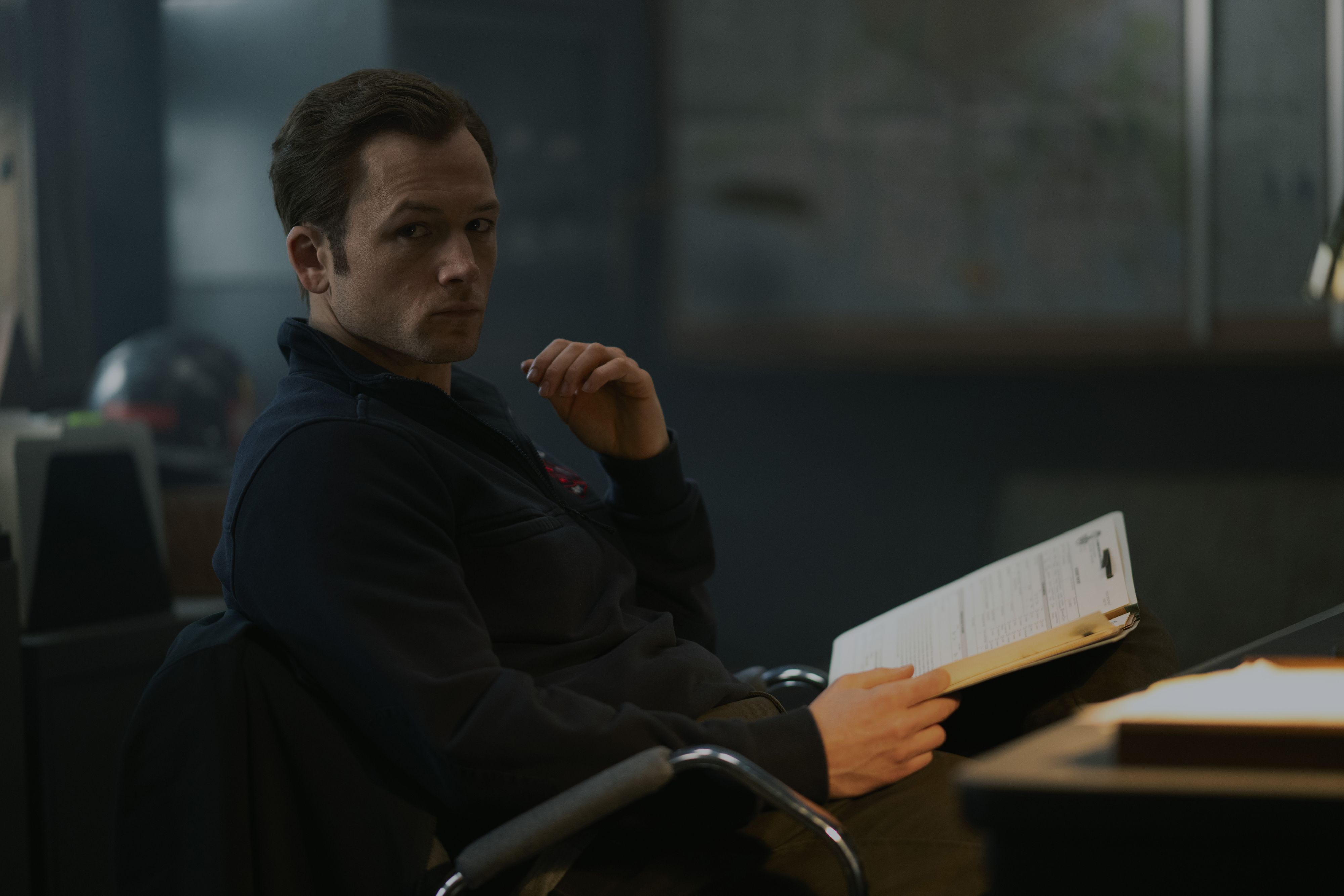 Dave Gudsen (Taron Egerton), ein ehemaliger Feuerwehrmann, der nun als Brandermittler arbeitet