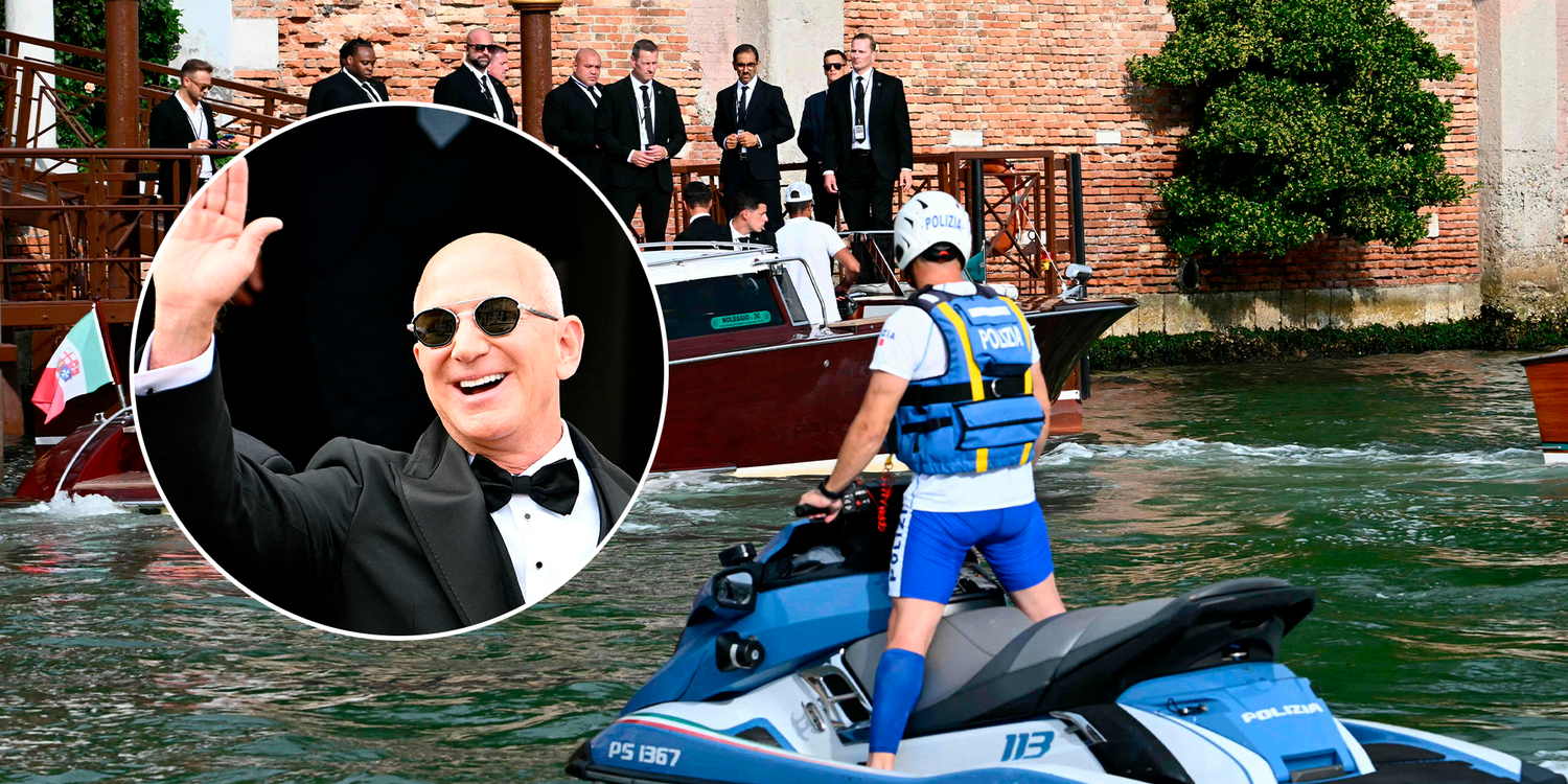 Polizisten bewachen Jeff Bezos auf Jetskis.