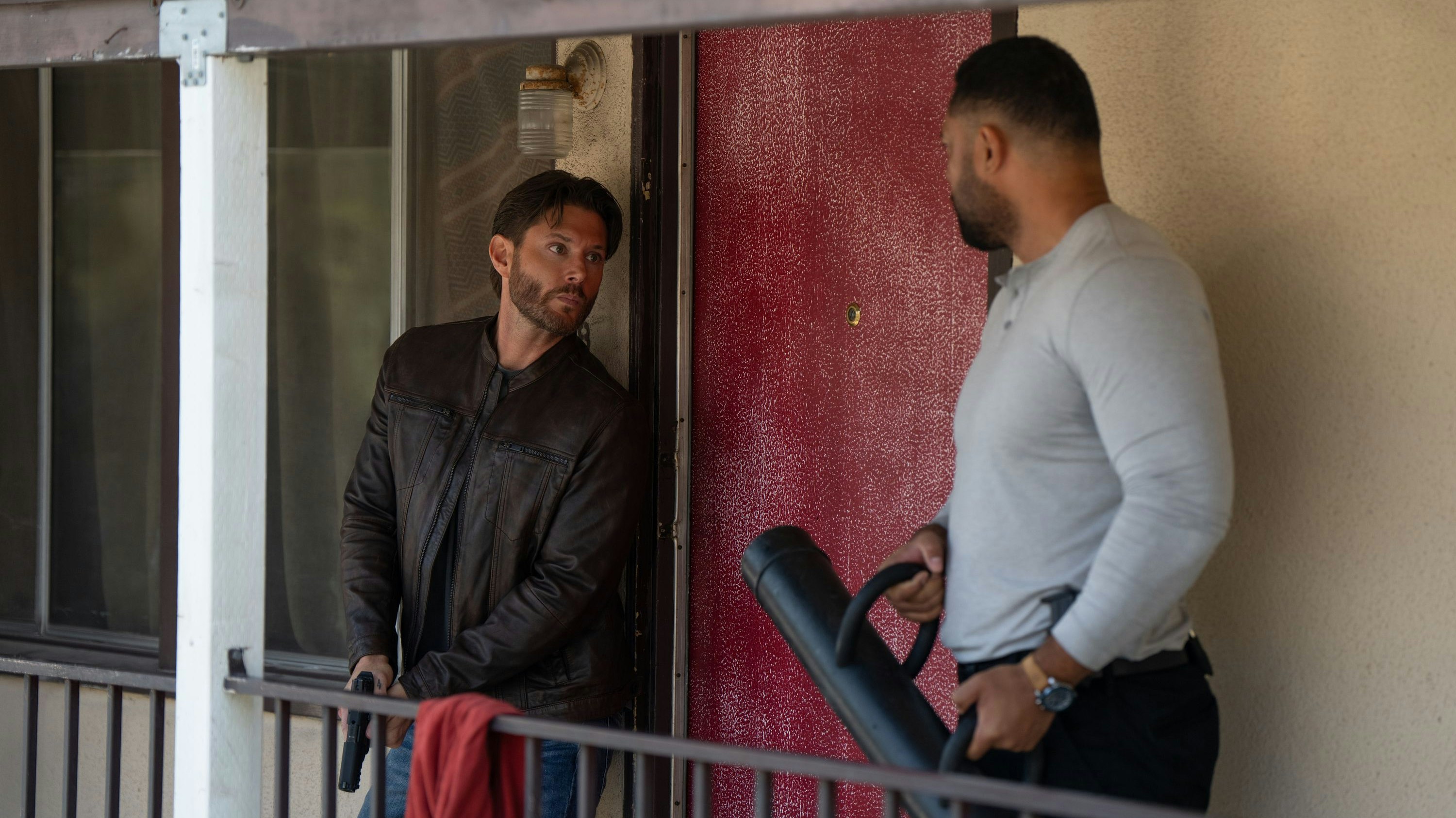 ”Jemand zu Hause?" Die Ermittler Mark Meachum (Jensen Ackles, l.)&nbsp;und Luke Finau (Uli Latukefu) wissen, wie man sich ankündigt