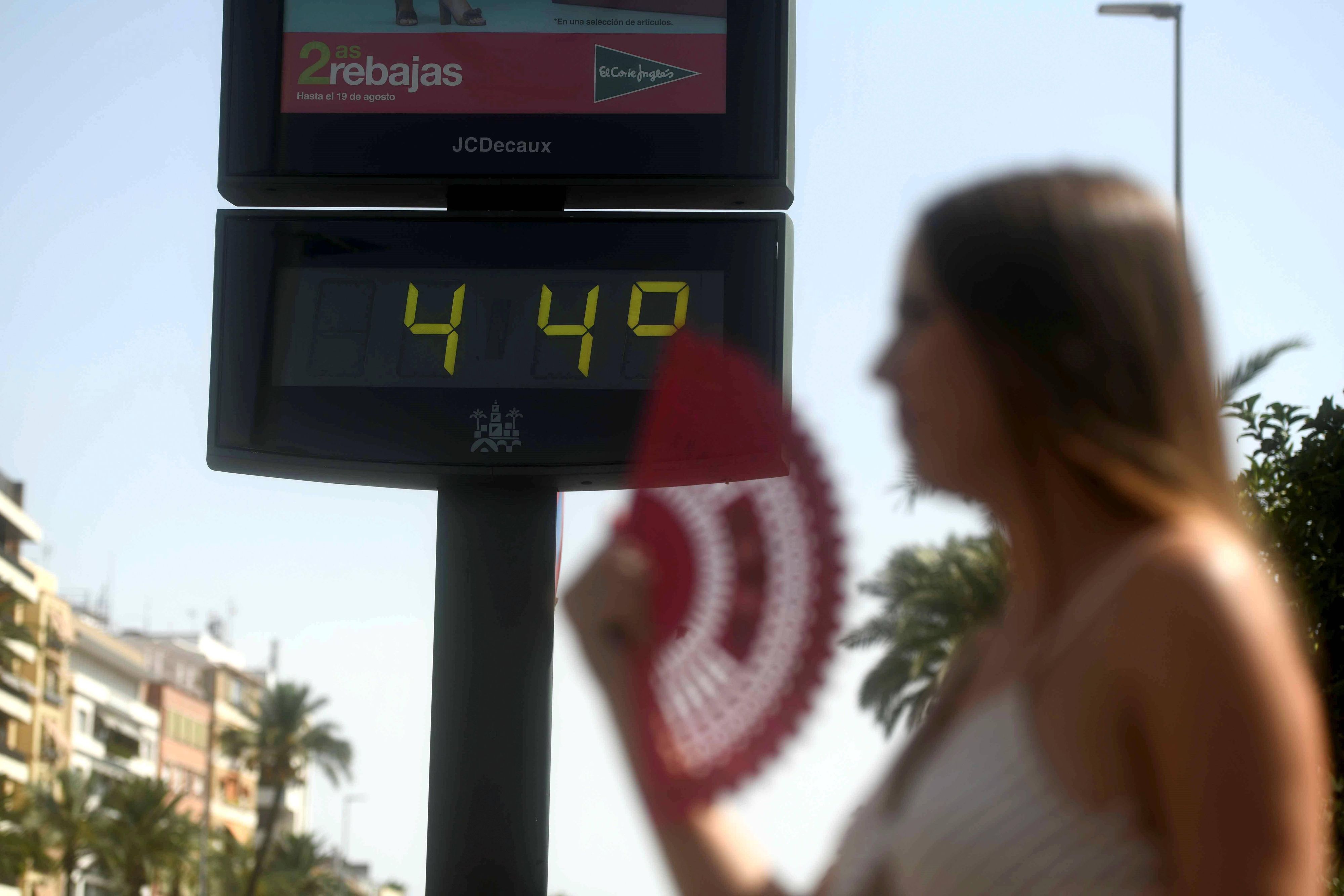 Der Iberischen Halbinsel droht ab dem Wochenende Höllenhitze. Im Bild eine Temperaturanzeige in Cordoba.