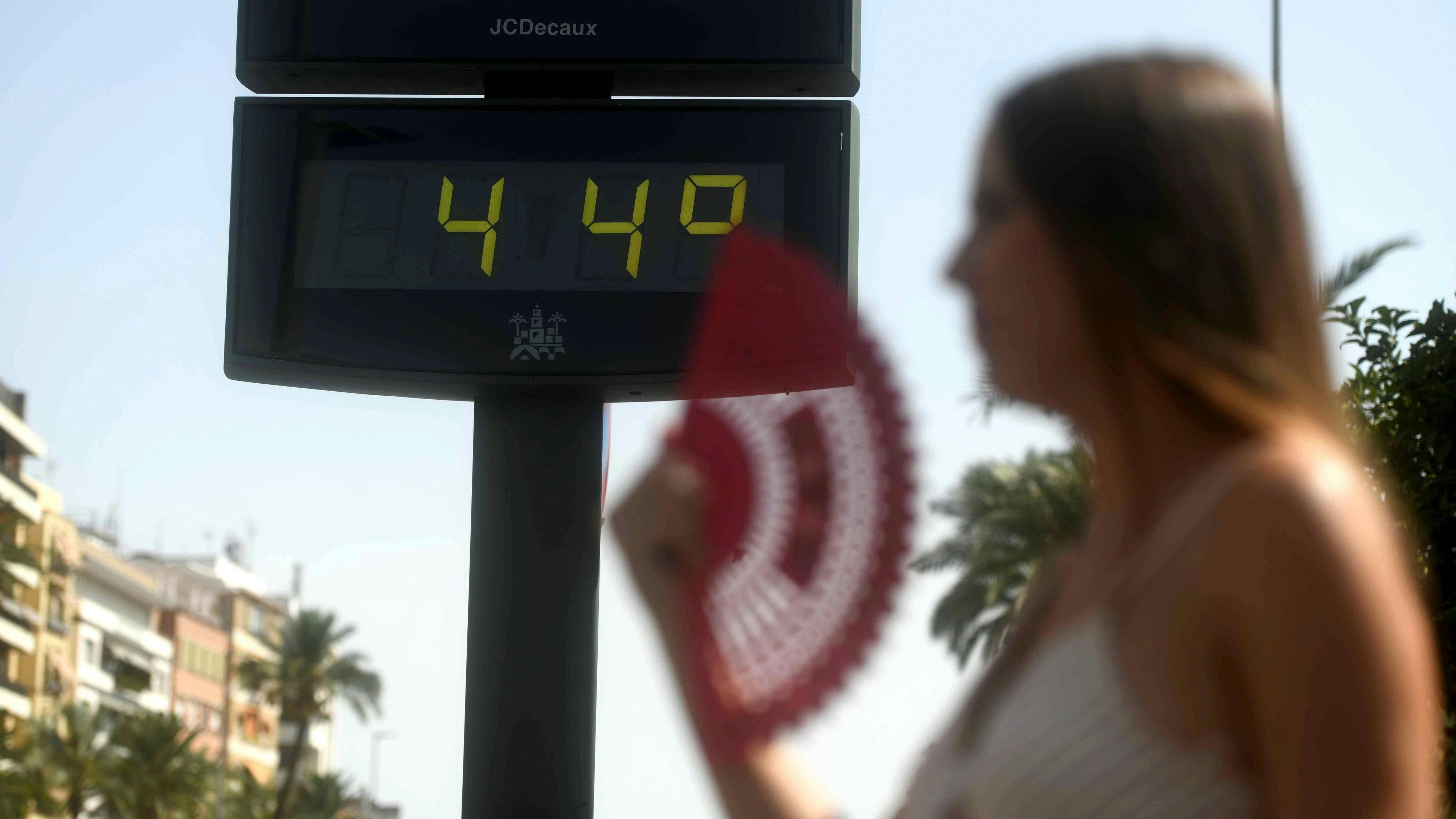 Der Iberischen Halbinsel droht ab dem Wochenende Höllenhitze. Im Bild eine Temperaturanzeige in Cordoba.