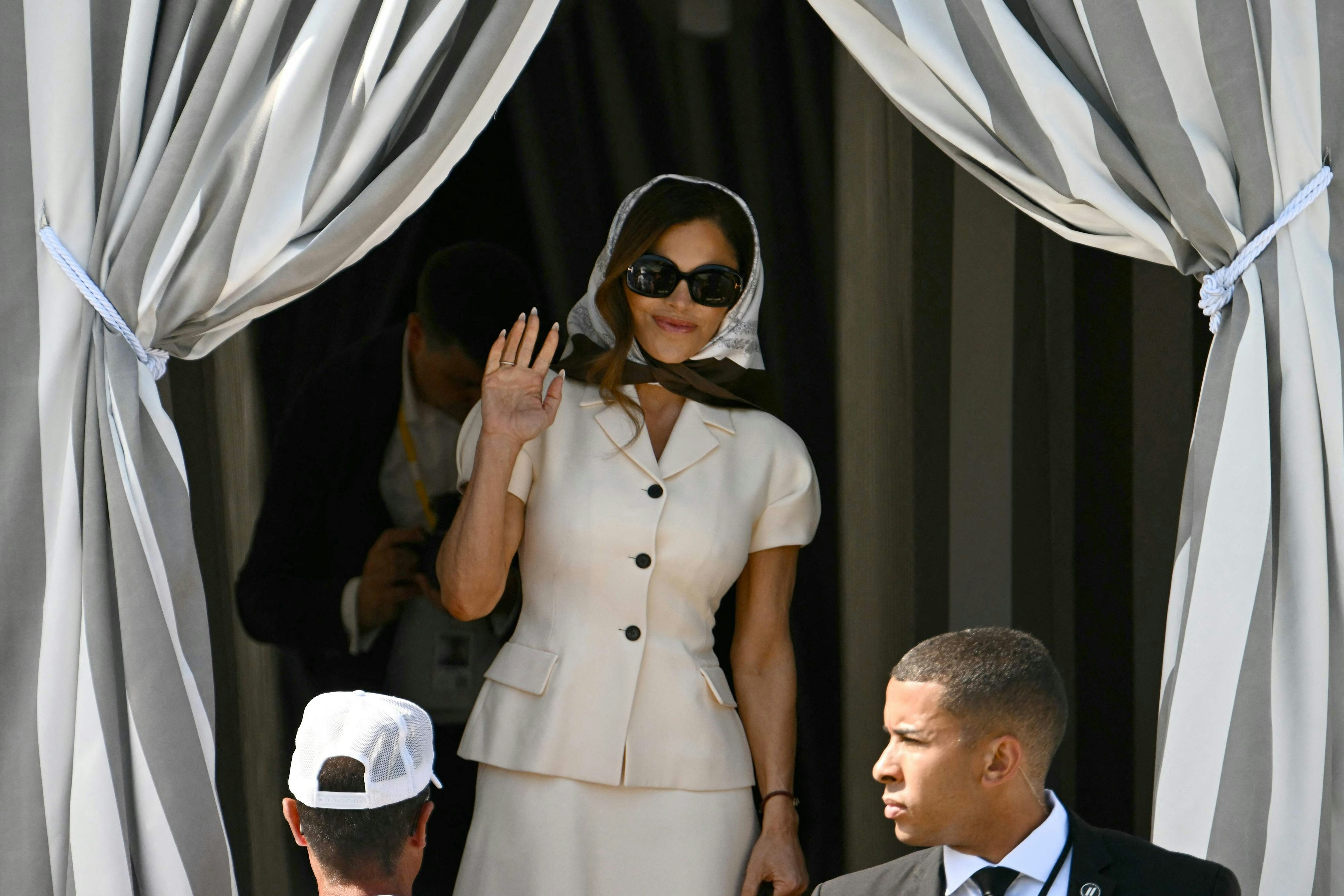 Elegant wie Jackie Kennedy: Lauren Sanchez verlässt das Aman Venice Hotel