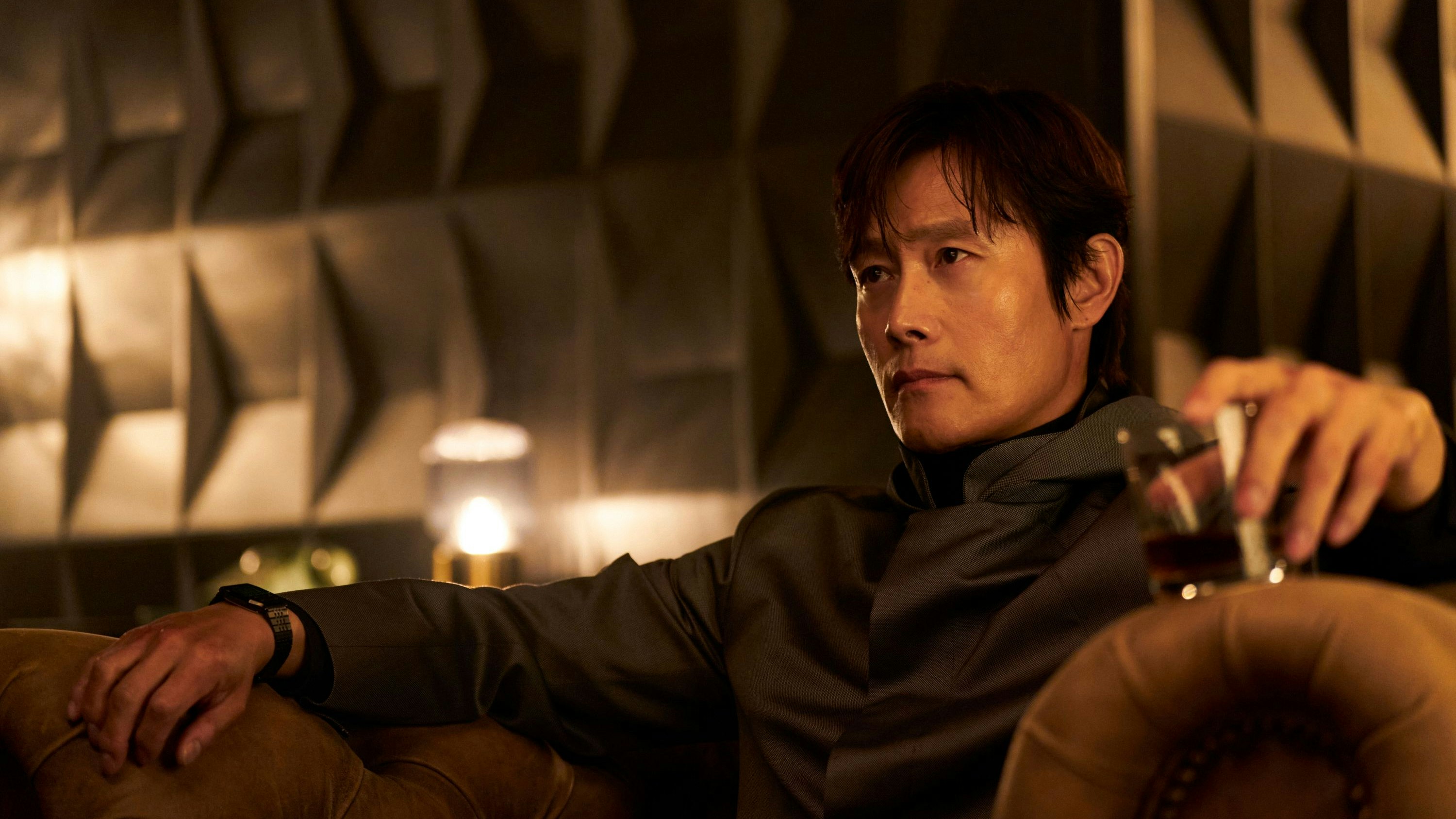 Der geheimnisvolle Leiter der Squid Games (Lee Byung-hun) weiß: The Show Must Go On