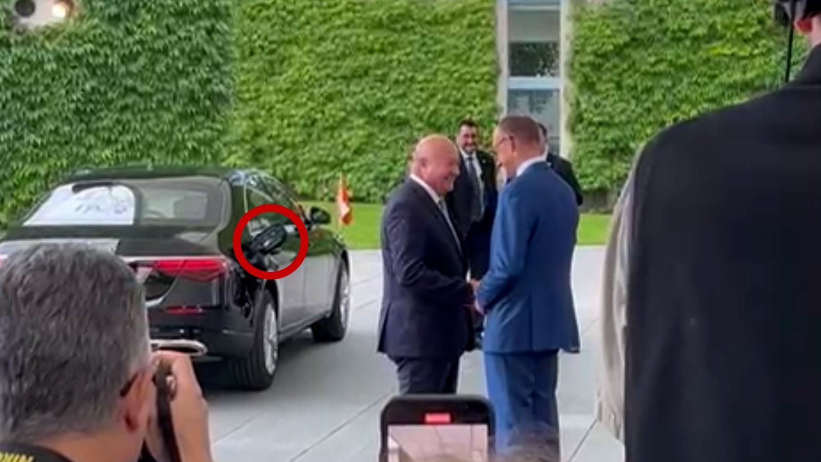 Hier fährt die Kanzler-Limo mit offenem Tankdeckel vor.