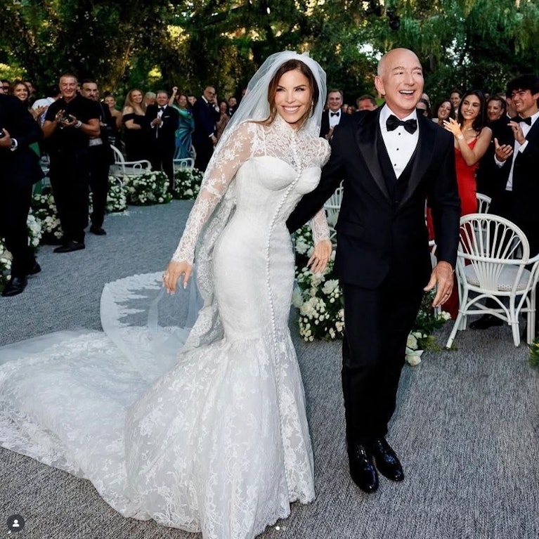 Es ist vollbracht: Amazon-Multimilliardär Jeff Bezos hat Lauren Sánchez in Venedig geheiratet. Wer wirklich bei der Sause dabei war (und wer nicht), welcher Designer das Brautkleid beisteuerte und wer auf der Hochzeit sang.