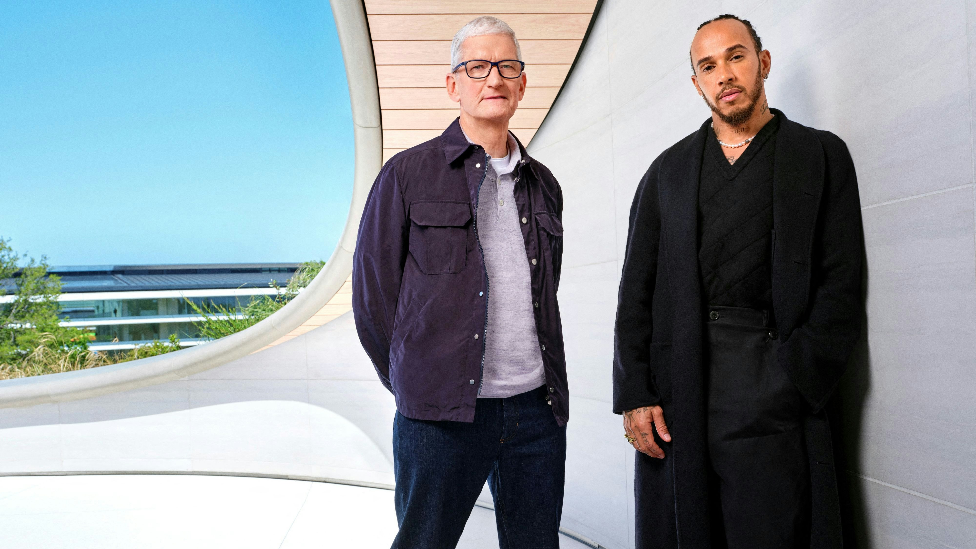 Türöffner: Der siebenfache Weltmeister Lewis Hamilton (r.) mit Apple-Chef Tim Cook: Der Brite Hamilton ist auch Co-Produzent von "F1 – Der Film"