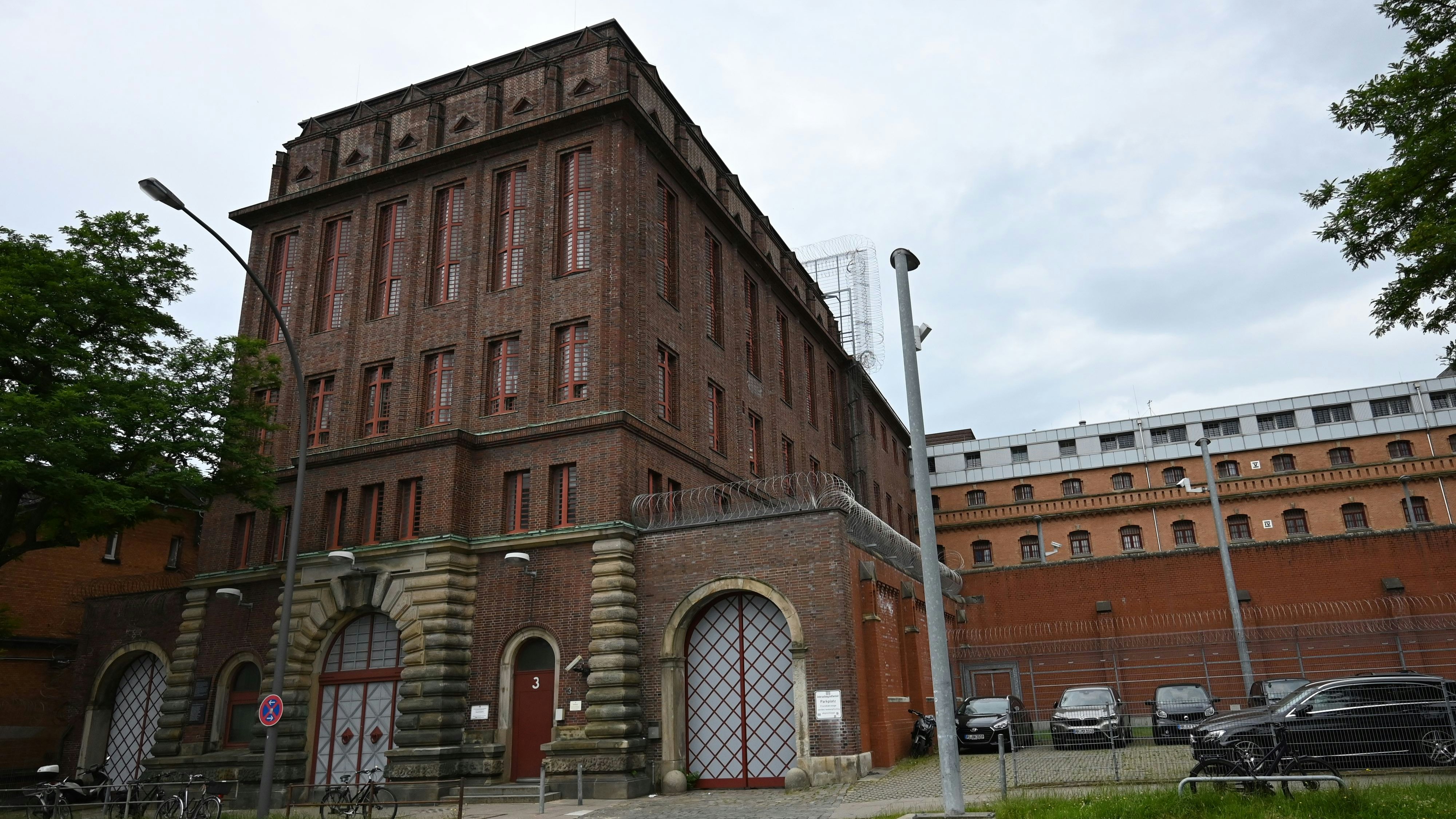 In dem Hamburger Gefängnis Holstenglacis warten neben Jimi Blue Ochsenknecht rund 500 Straftäter auf ihr Verfahren.