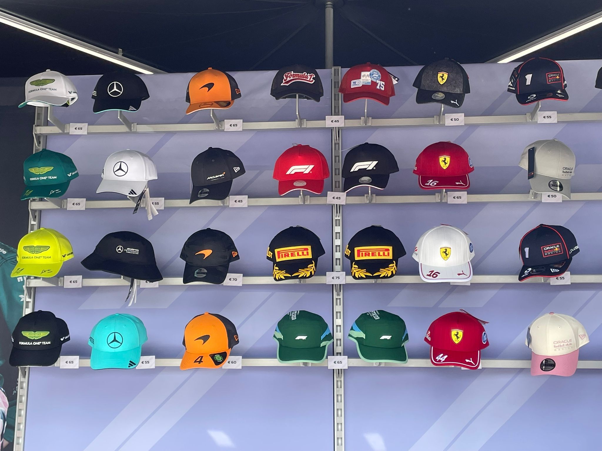 Ab 65 Euro ist man bei einer Fahrer-Kappe dabei. Die von Charles Leclerc und Fernando Alonso verkaufen sich am besten. 