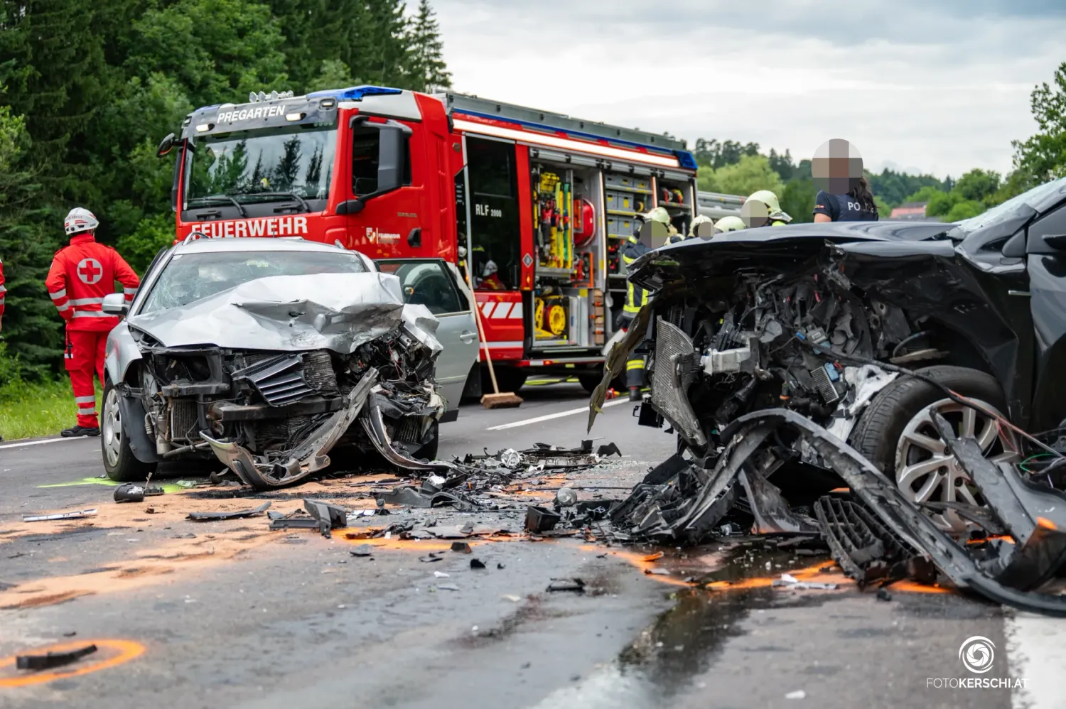 Die Autos wurden bei dem Crash regelrecht zerfetzt.