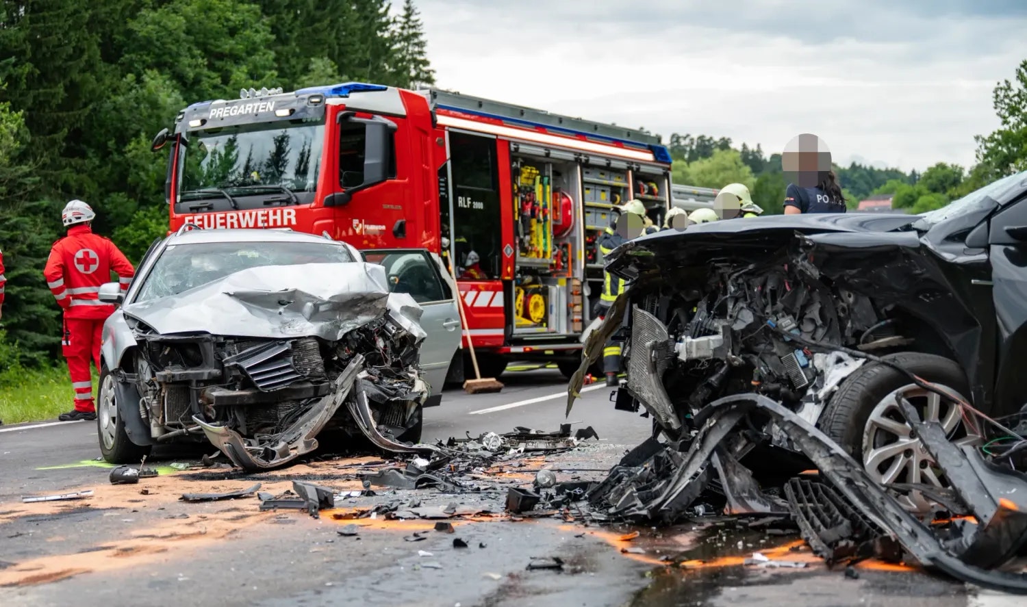 Heute.at - Autos völlig zerfetzt – zwei Verletzte bei Frontalcrash