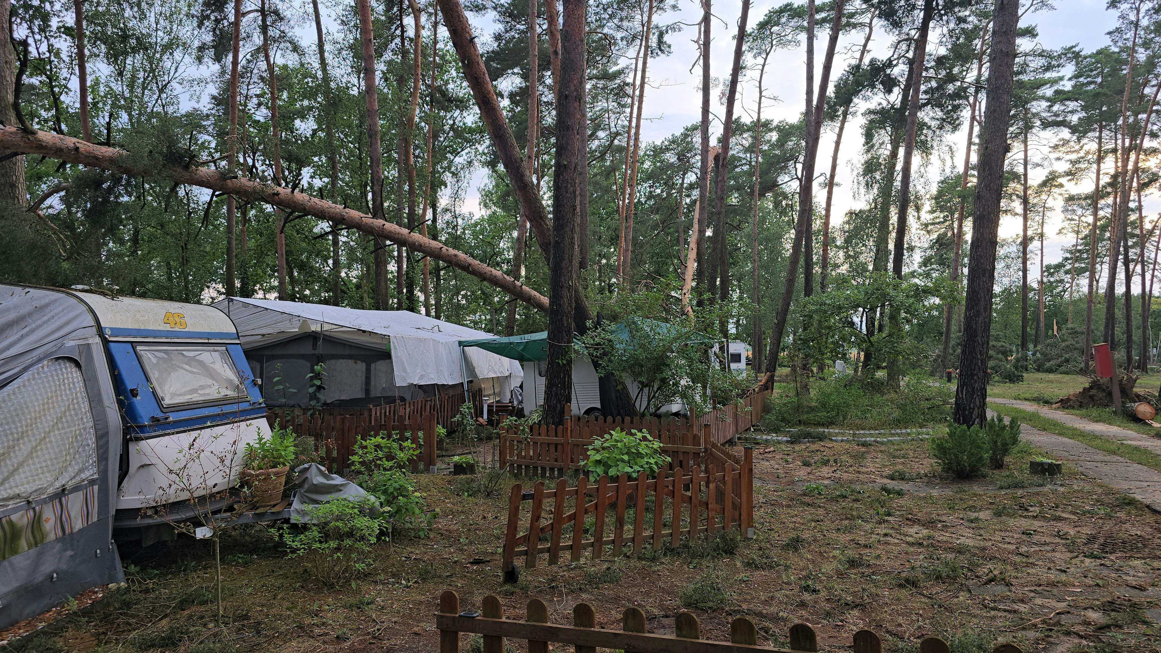Heute.at - Noch nie erlebt! Tornado zerstört Campingplatz