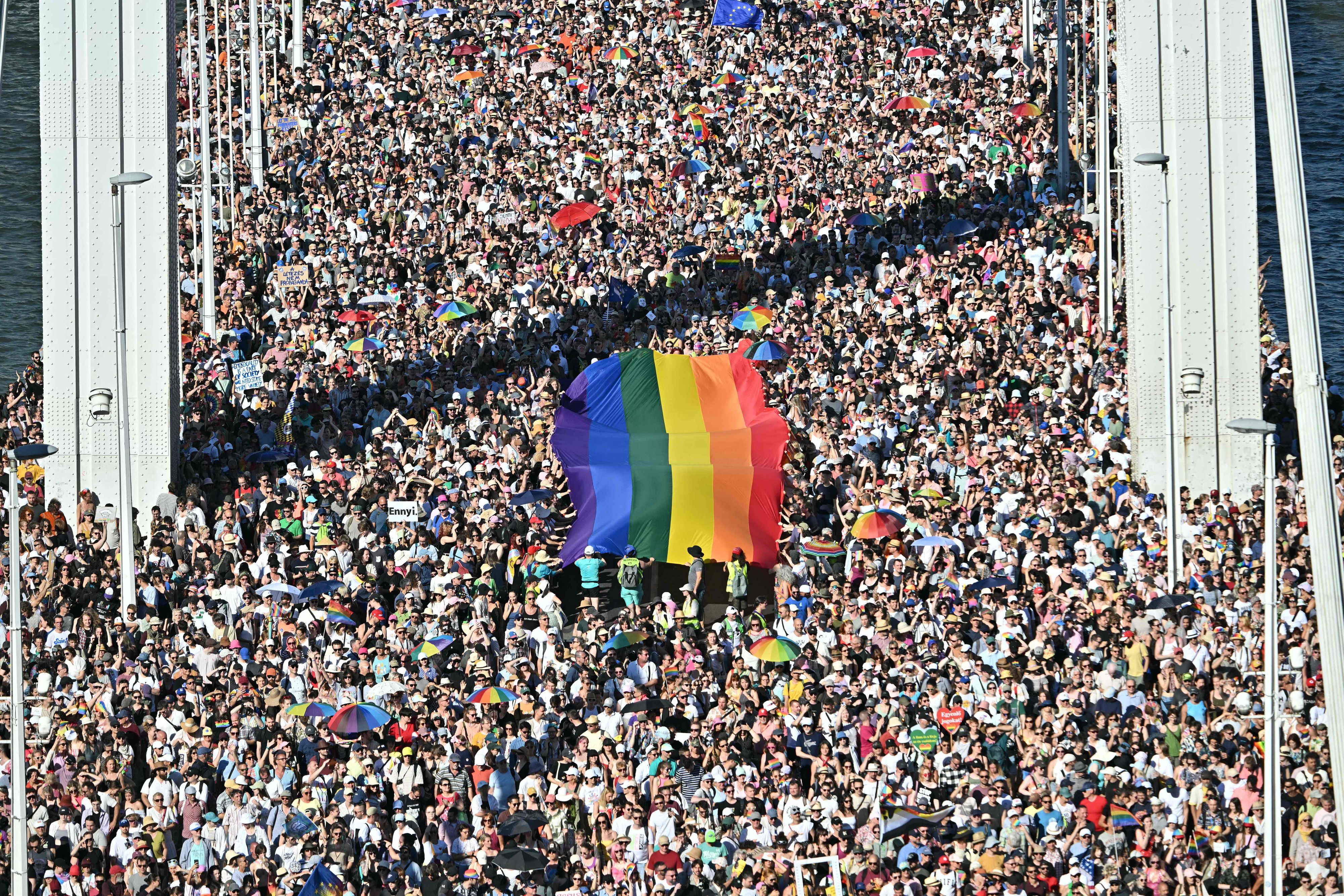 In Budapest haben trotz eines offiziellen Verbots bis zu 200.000 Menschen an der Pride-Parade teilgenommen – laut Veranstaltern ein Teilnahmerekord.