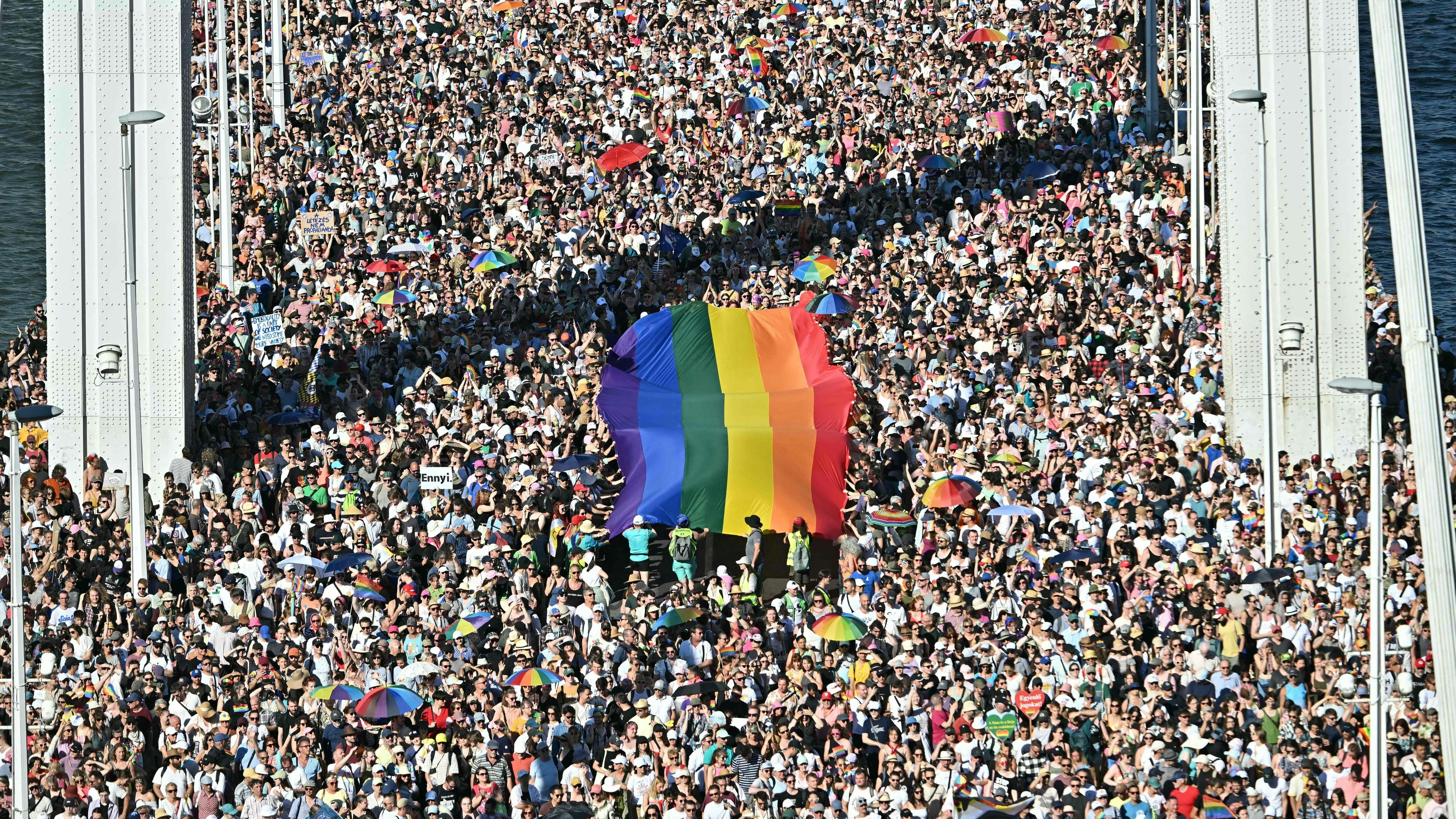 Download von www.picturedesk.com am 28.06.2025 (21:13).  People take part in the Budapest Pride parade in Budapest downtown on June 28, 2025, as the capital's municipality organised this march by the LGBTQ community, celebrating freedom, in a move to circumvent a law that allows police to ban LGBTQ marches. Hungary's Prime Minister had announced that police will not "break up" Saturday's Budapest Pride march despite issuing a ban, but warned attendees and organisers about the legal consequences. His ruling coalition amended laws and the constitution earlier this year to prohibit the annual celebration, advancing his widely condemned, years-long clampdown on LGBTQ rights in the name of "child protection". (Photo by Attila KISBENEDEK / AFP) - 20250628_PD7169 - Rechteinfo: Rights Managed (RM) Nur für redaktionelle Nutzung! Werbliche Nutzung erfordert Freigabe: bitte schicken Sie uns eine Anfrage.