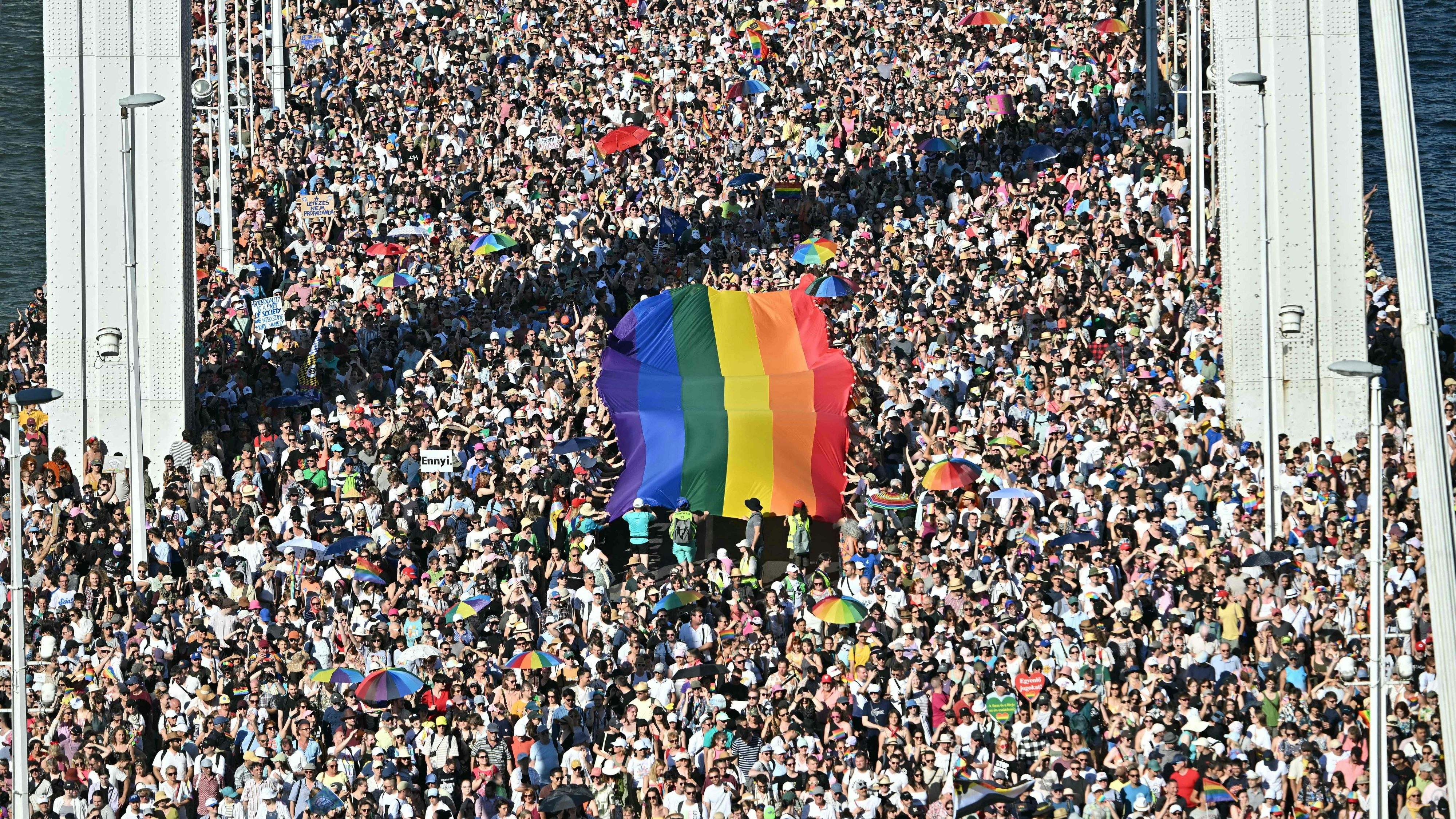 Heute.at - Danke, Viktor Orbán – 200.000 feiern verbotene Pride