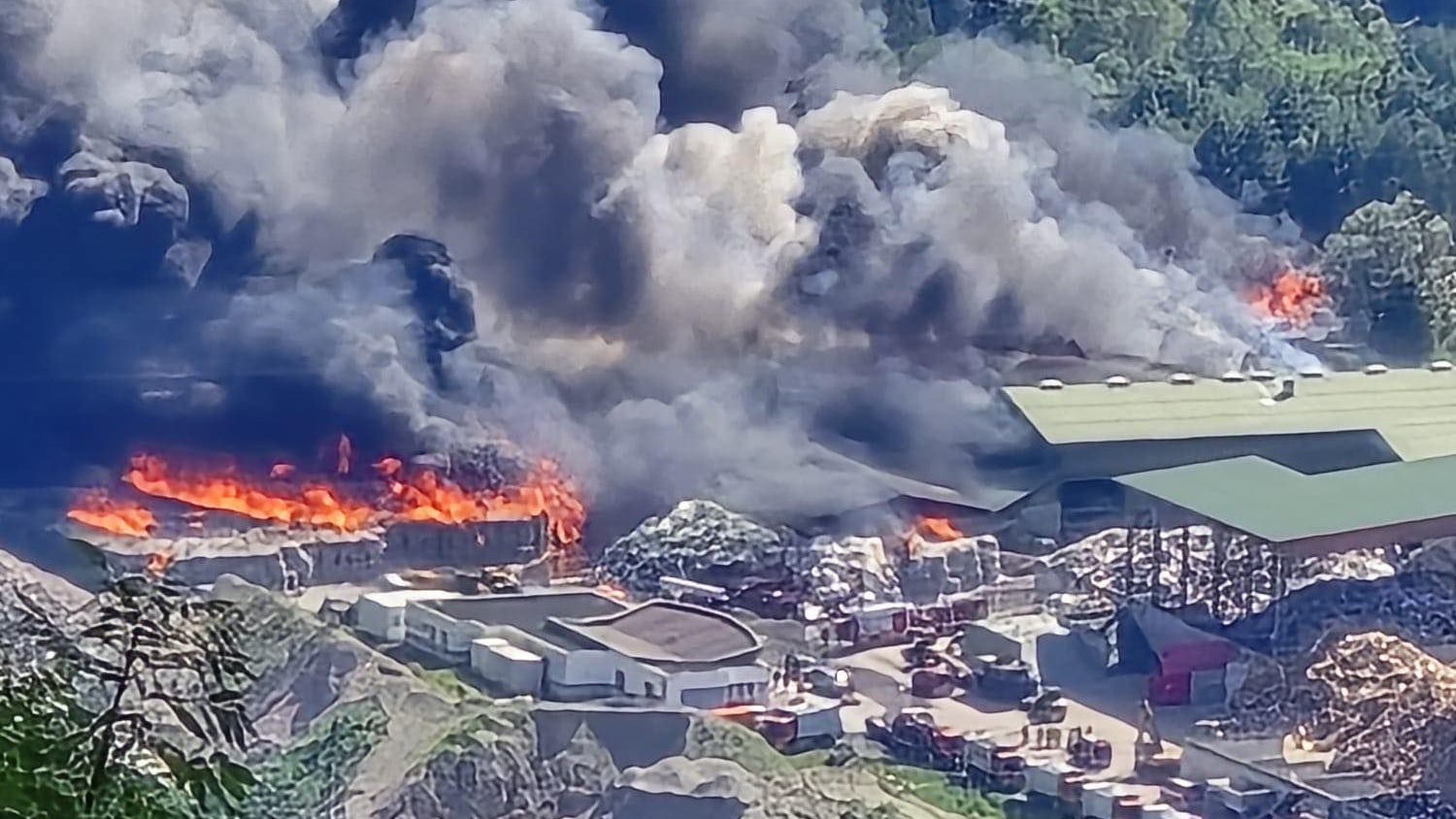 Heute.at - Explosionen bei Großbrand – weitere Gemeinden in Gefahr