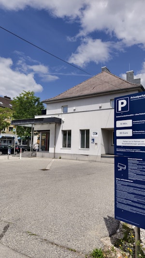 Zivilcourage in St. Pölten: Ein Mann half einer Dame und erhielt dafür eine 80-Euro-Strafe. ÖAMTC kämpft gegen solche Parkstrafen-Fallen.
