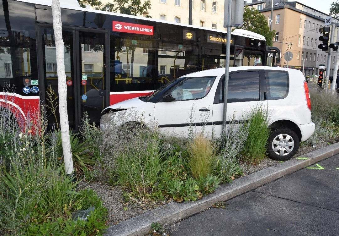 Heftiger Crash nach Wendemanöver am Gräßlplatz in Wien-Favoriten.