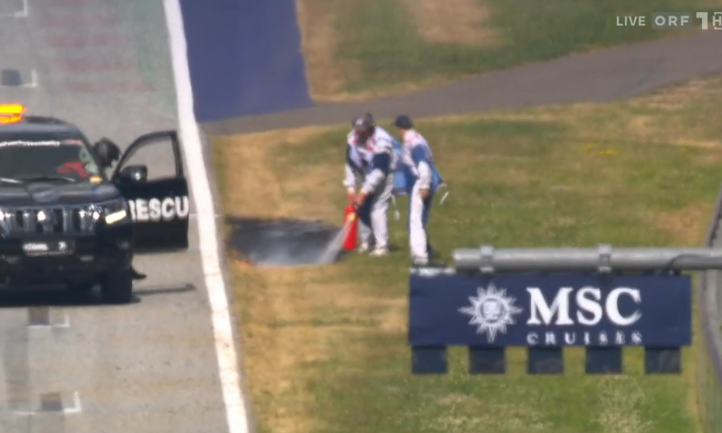 Ein dunkler Fleck im Grad – Streckenposten müssen Flammen löschen.