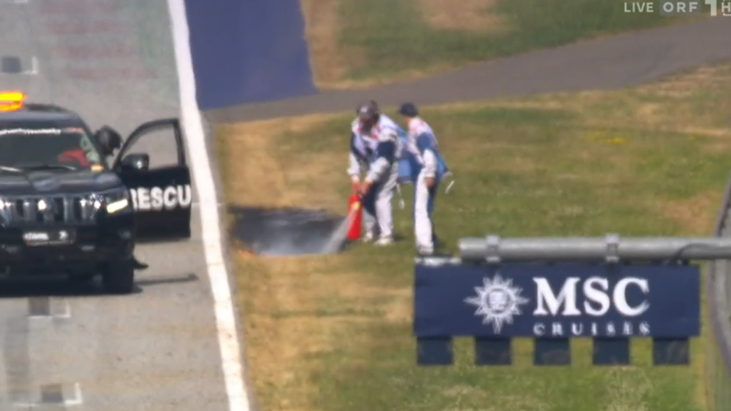 Ein dunkler Fleck im Grad – Streckenposten müssen Flammen löschen.