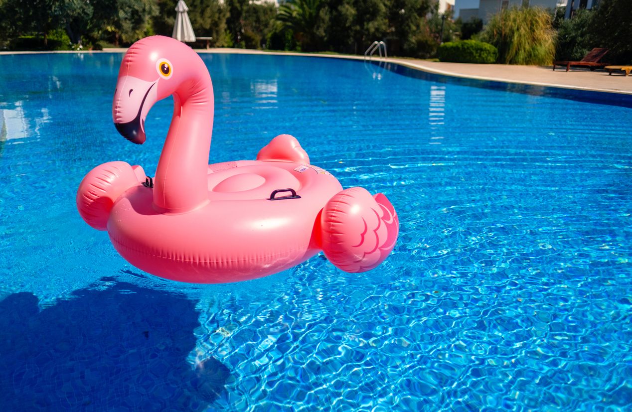 Die Nichtschwimmerin stürzte vom Flamingo ins Wasser. 