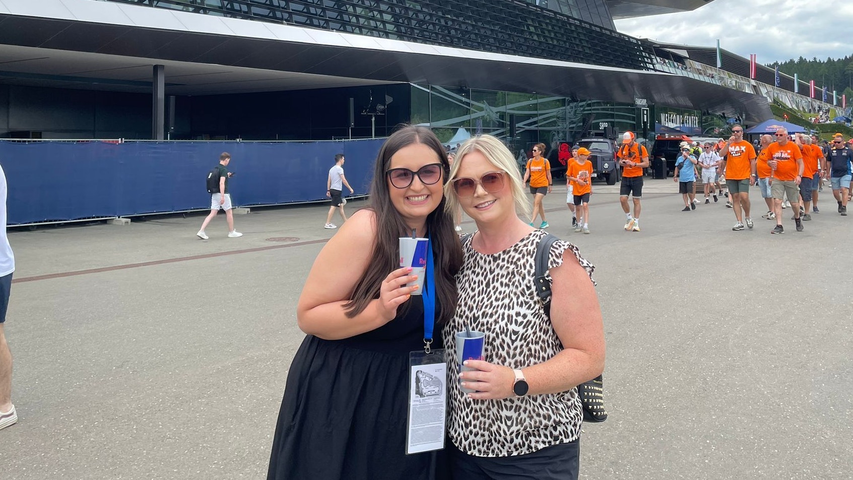 Raphaela und Elisabeth aus Judenburg würden lieber Leonardo DiCaprio in Spielberg sehen.