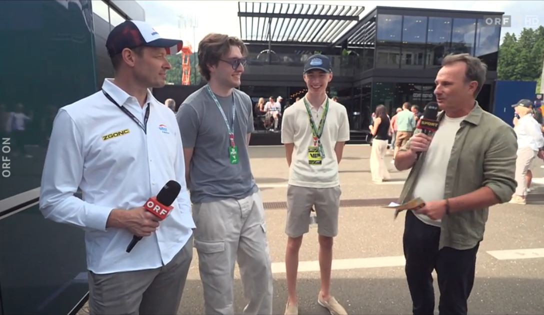 Alexander Wurz neben Felix (23) und Oscar (17) – im Gespräch mit ORF-Anchor Ernst Hausleitner.