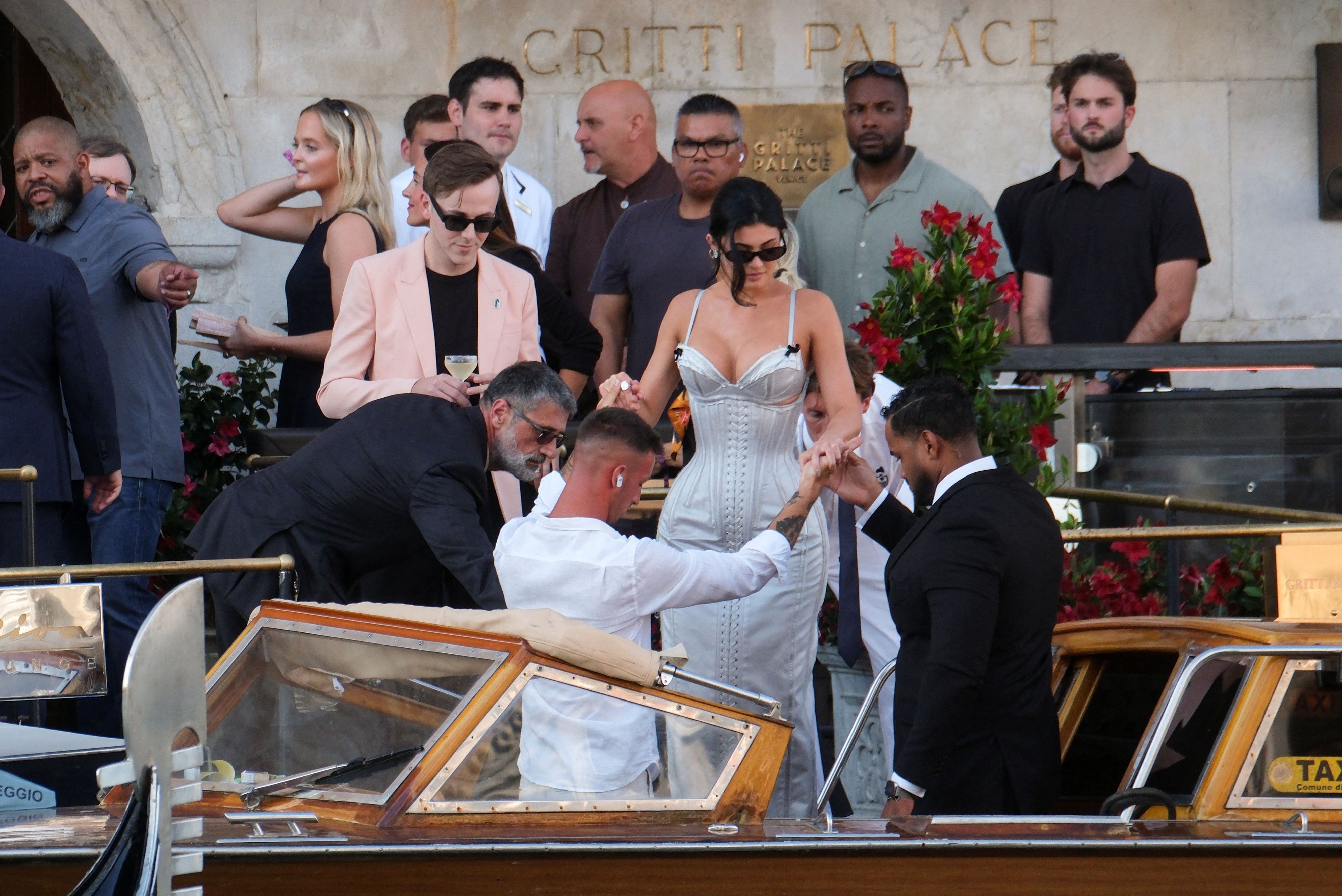 Kylie Jenner erschien am Hochzeitstag in einem von Lingerie inspirierten Kleid in Silber- oder Metallic-Blau, das vielen Fans zu weiß wirkte.