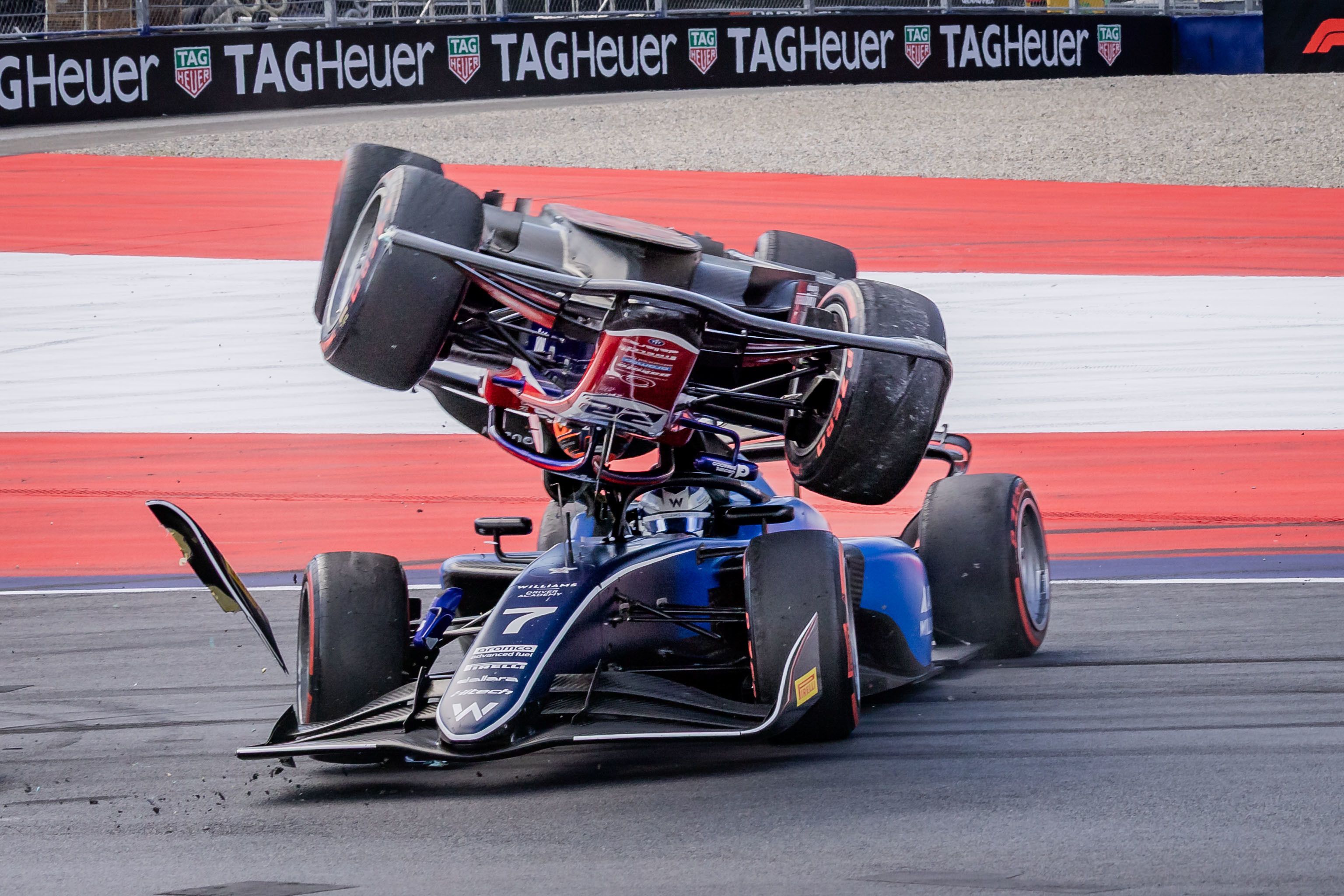 Sami Meguetounif (FRA/ Trident) landet auf Luke Browning (GBR/ Hitech TGR).