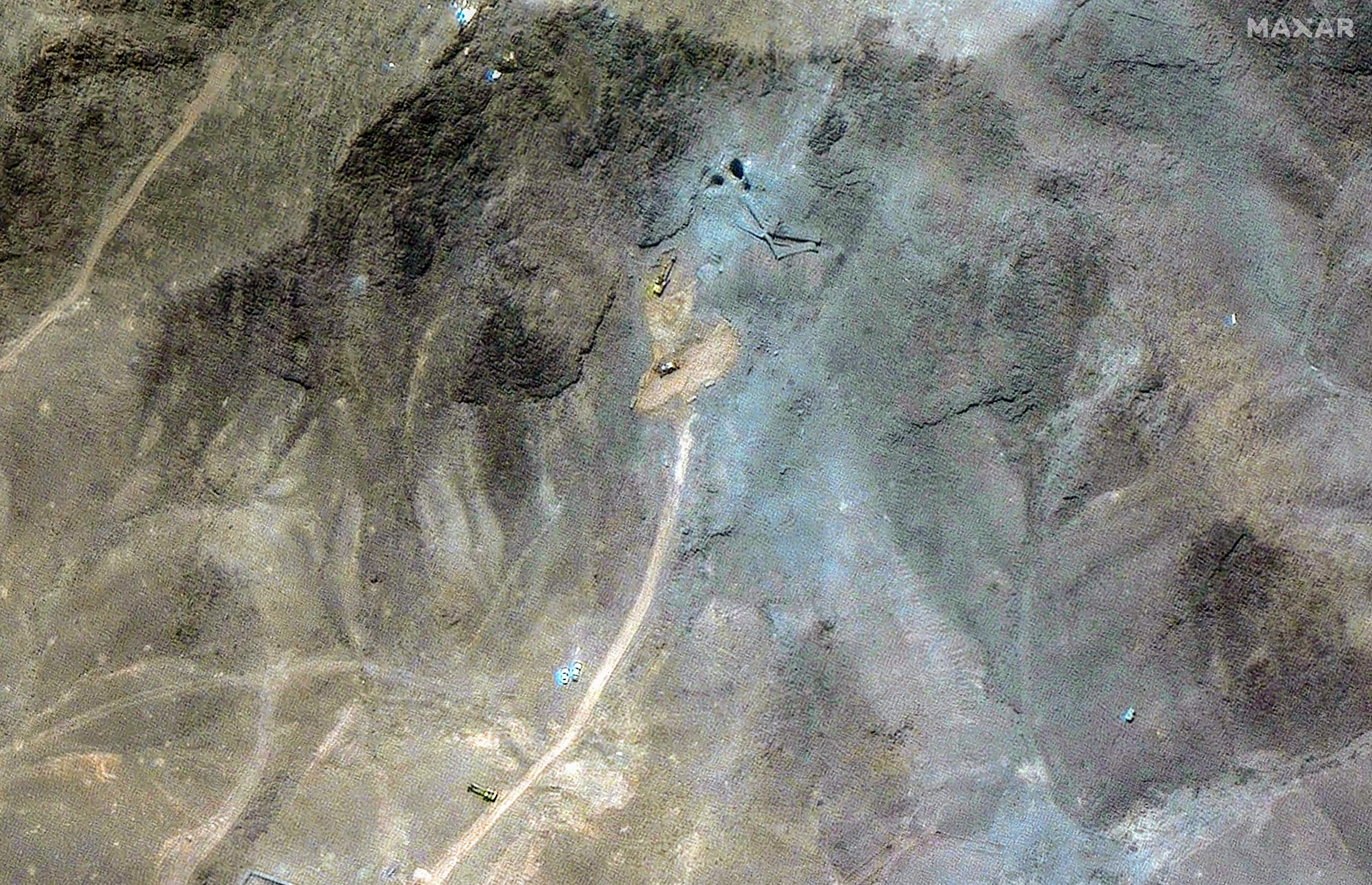 Satellitenbilder zeigen Arbeitsaktivitäten bei Fordo in der Nähe, wo die US-Bomben eingeschlagen haben.