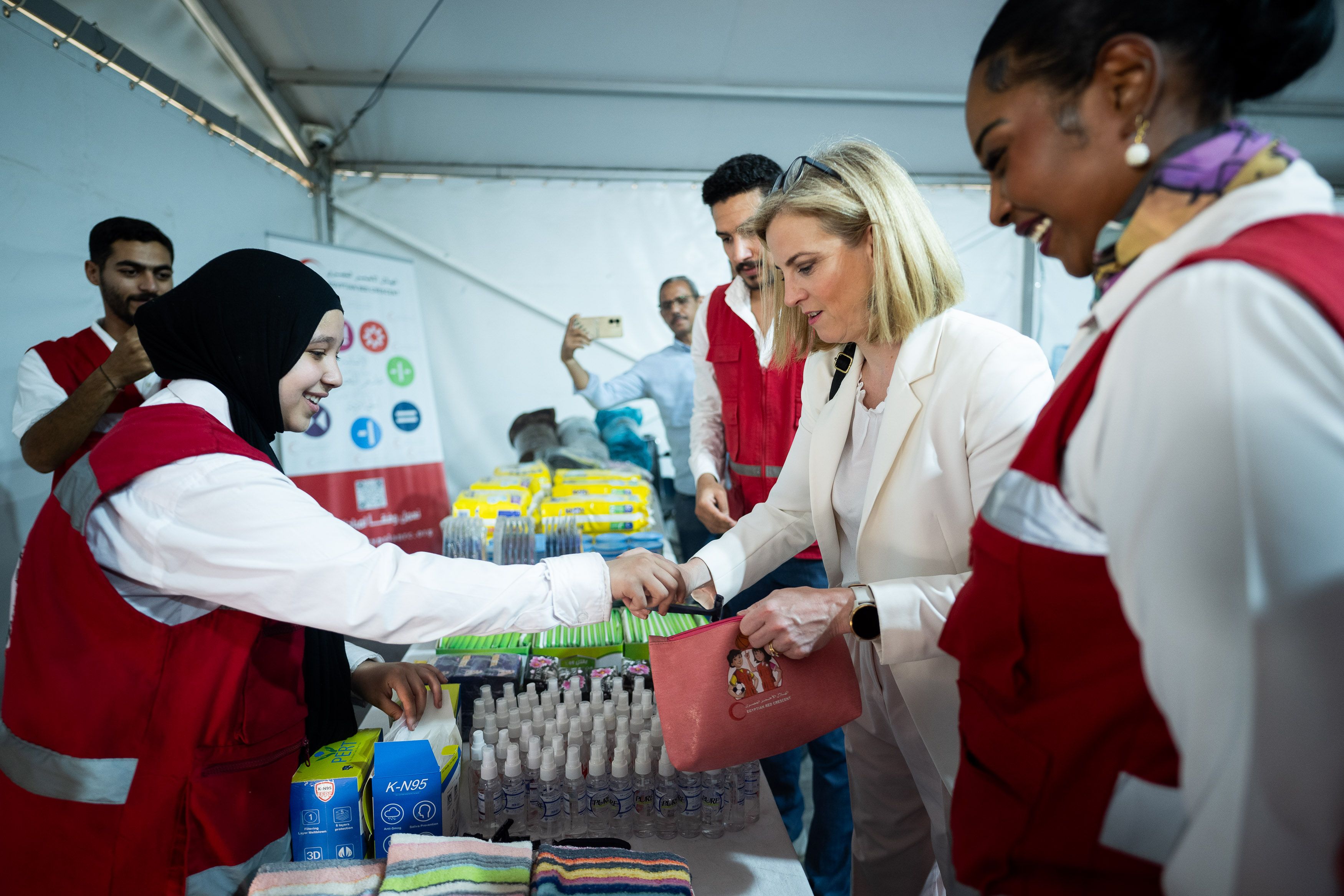 Außenministerin Beate Meinl-Reisinger in einem Versorgungszelt vom Ägyptischen Roten Halbmond.
