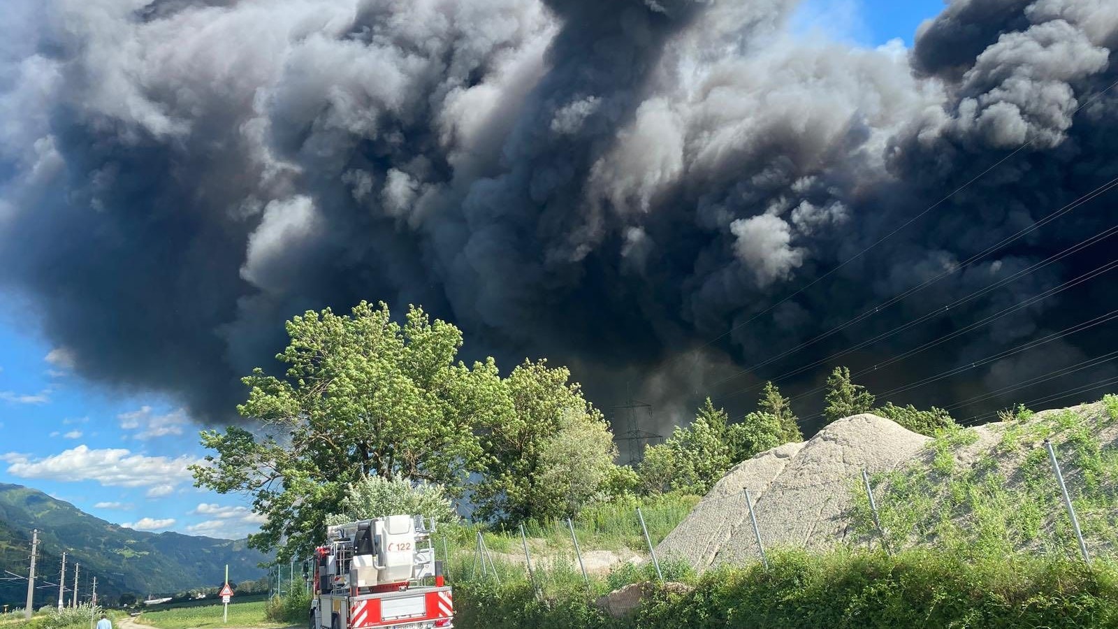 Heute.at - Feuerwehr kämpft weiter gegen Großbrand in Tirol