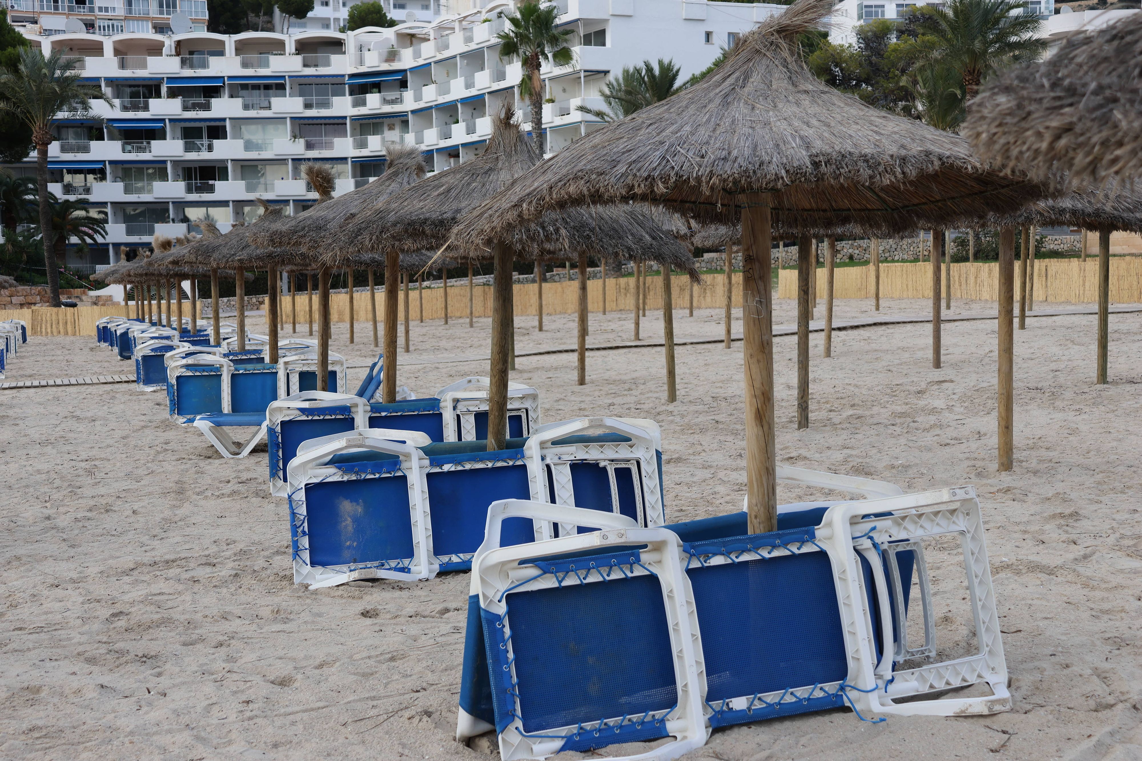 Im östlichen Teil der Playa de Palma gibt es diesen Sommer keine Liegen und Sonnenschirme. (Symbolbild)
