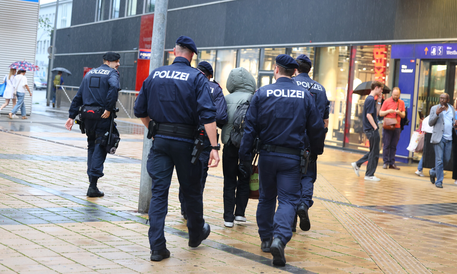 Heute.at - Polizei nimmt Ladendieb fest, dann eskaliert alles