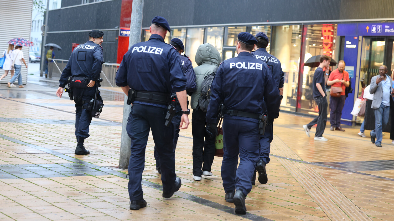 Heute.at - 30-Jähriger sticht auf Passanten ein – drei Verletzte