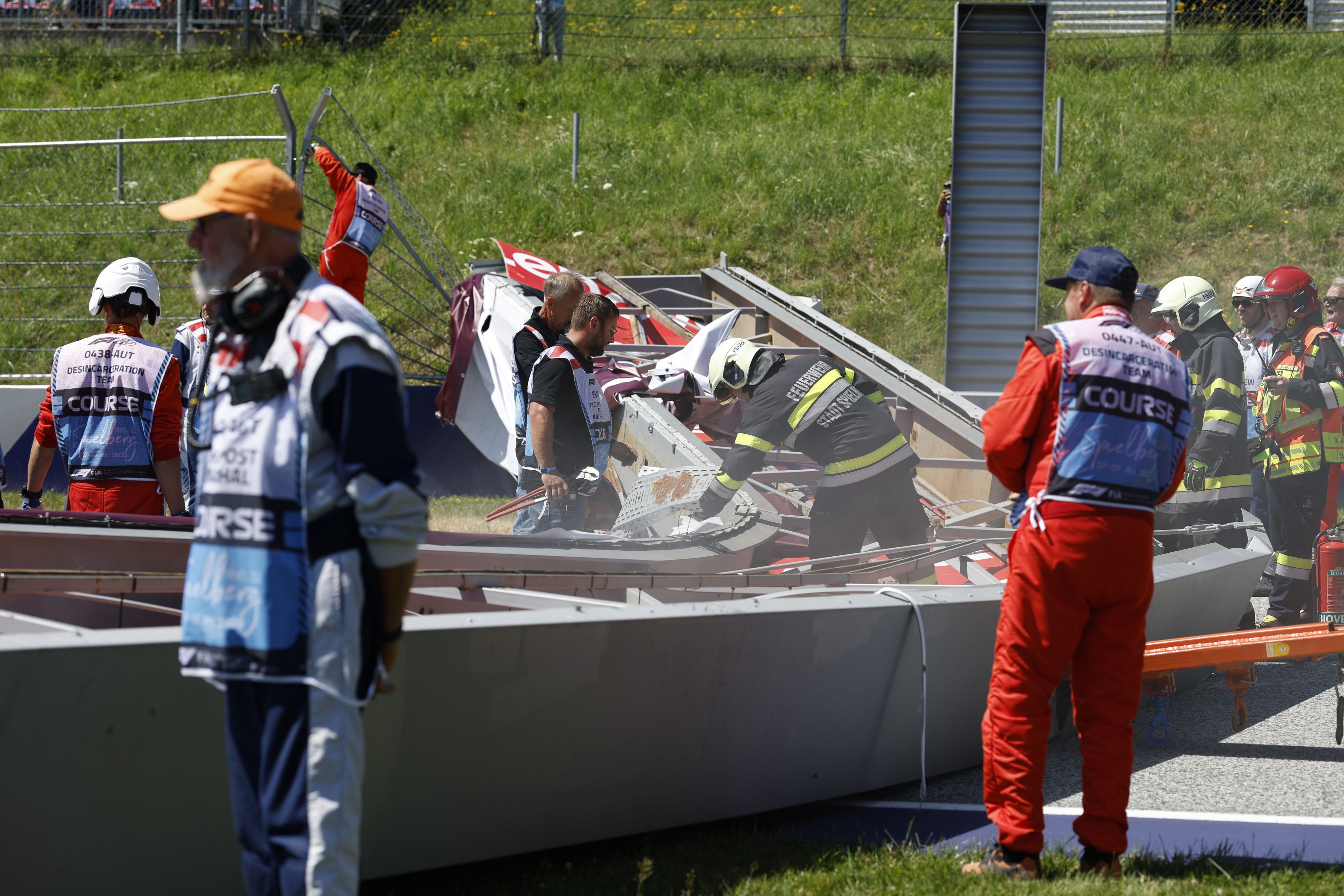 Ein großer Metall-Werbebanner krachte auf den Red-Bull-Ring.