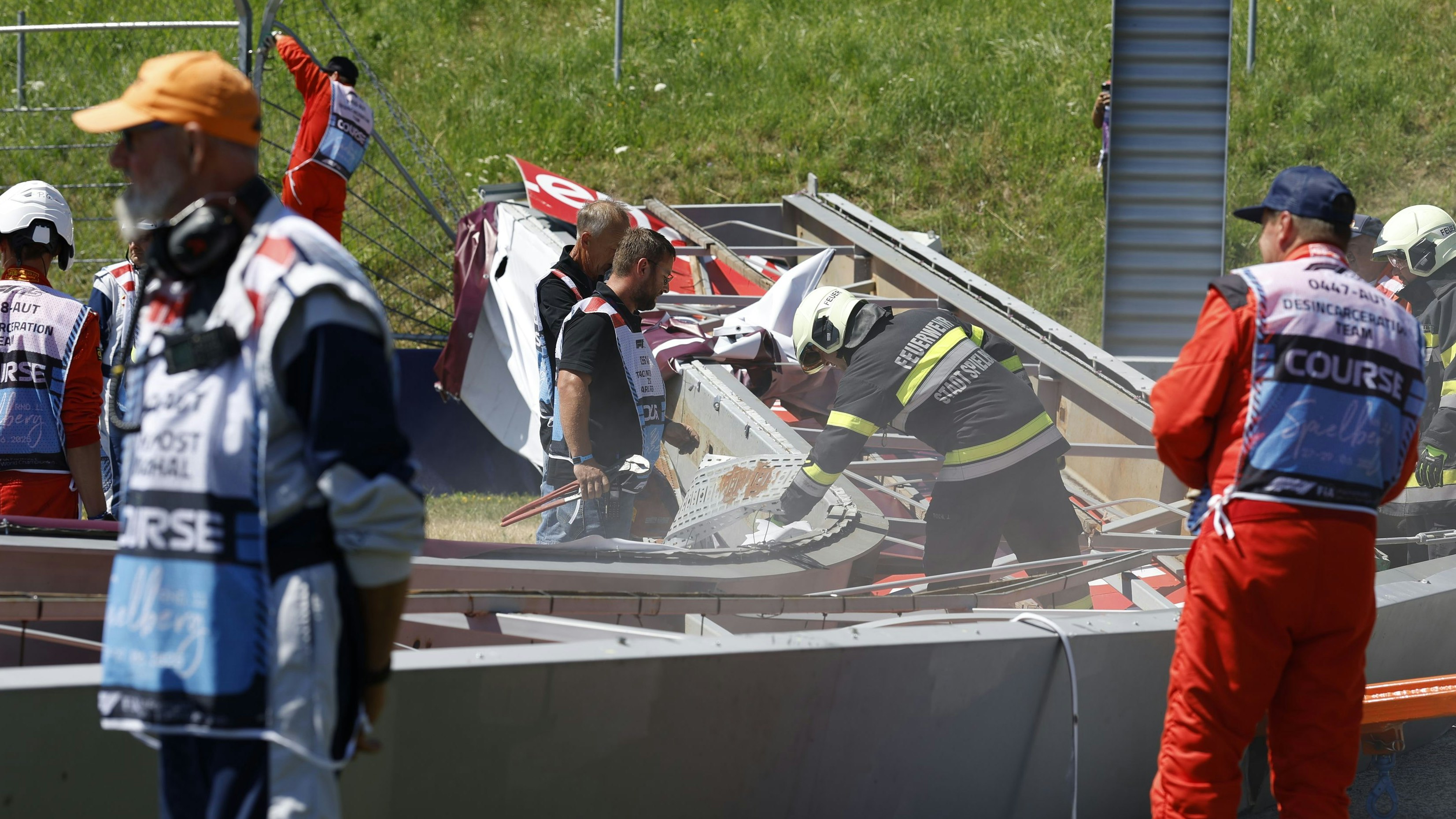 Schreck in Spielberg! Werbebrücke kracht auf Strecke