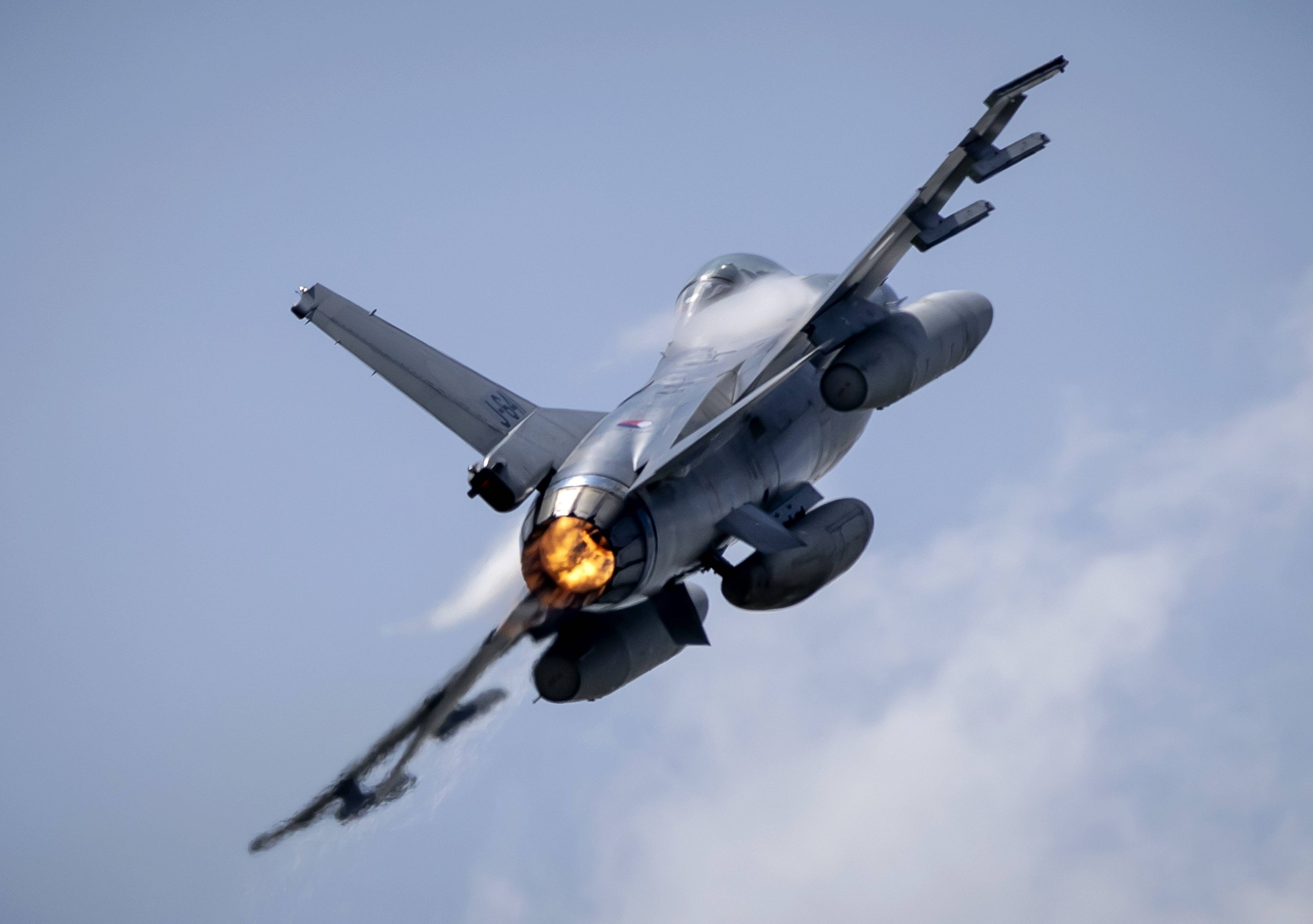 Bei russischen Luftangriffen in der Ukraine ist nach Militärangaben der Pilot eines Kampfjets vom Typ F-16 ums Leben gekommen. (Symbolbild)