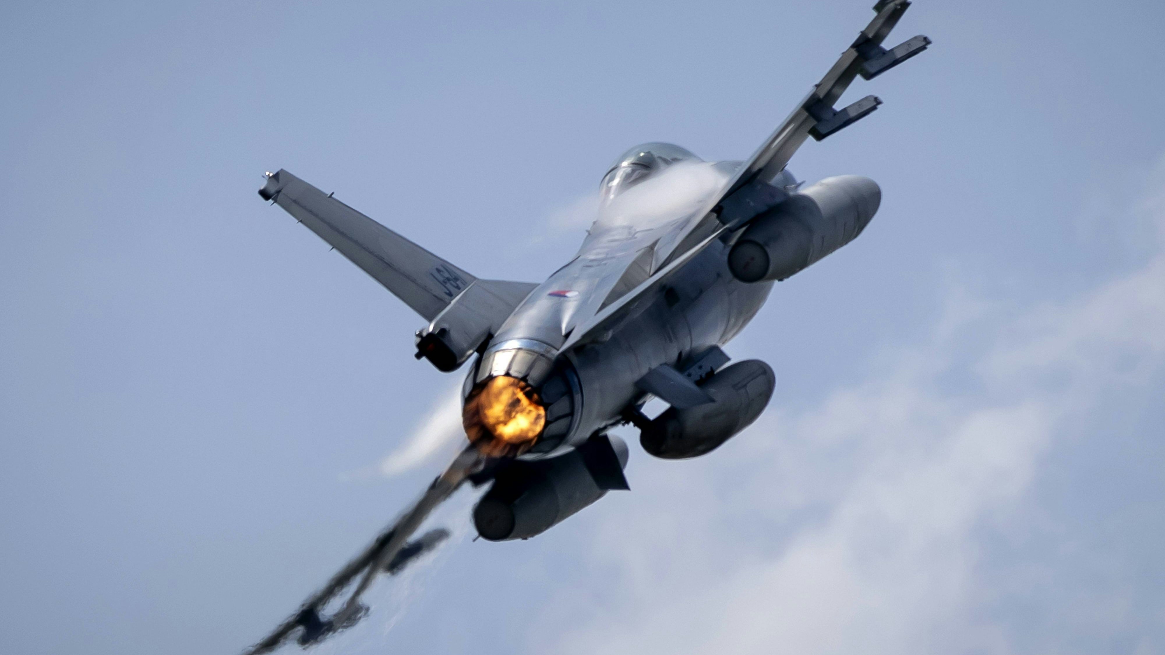 Bei russischen Luftangriffen in der Ukraine ist nach Militärangaben der Pilot eines Kampfjets vom Typ F-16 ums Leben gekommen. (Symbolbild)