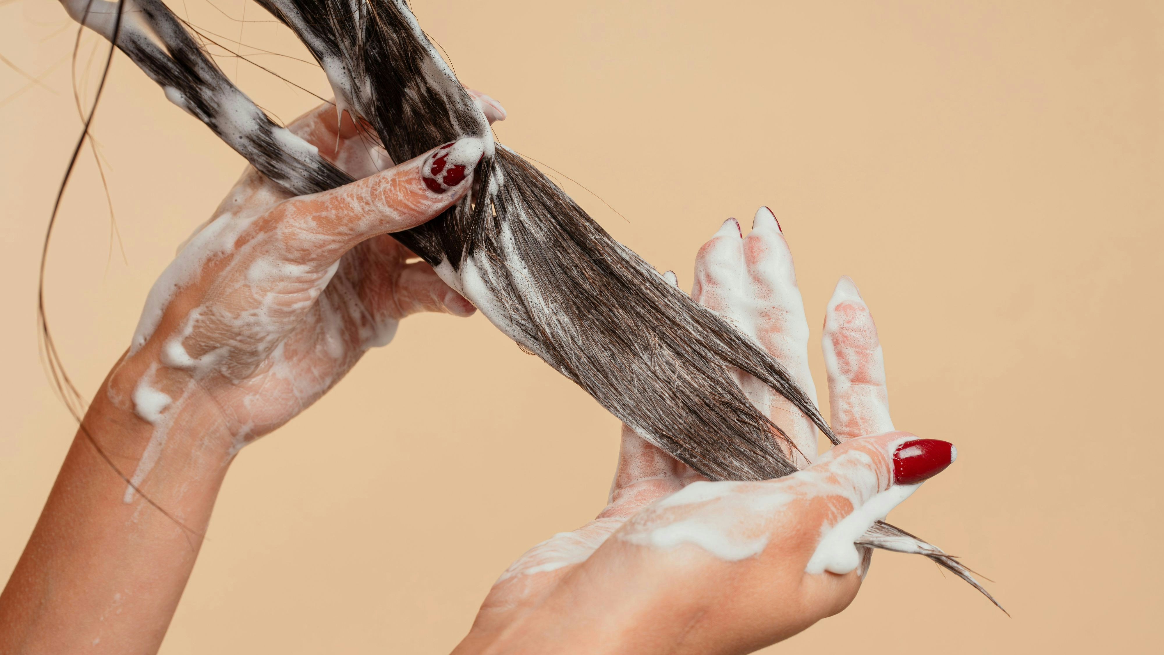 Wer seine Haare gut über den Sommer bringen möchte, sollte auf die Pflege der Spitzen besonders achten, um Spliss zu vermeiden. 