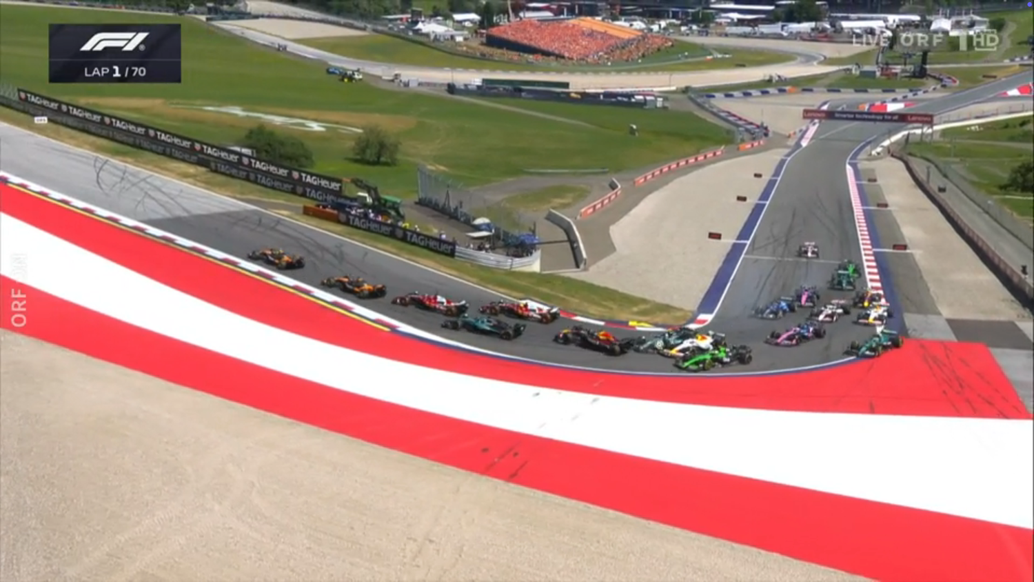 Antonelli fährt in Verstappen rein. Das Rennen ist für beide in Runde 1 vorbei.