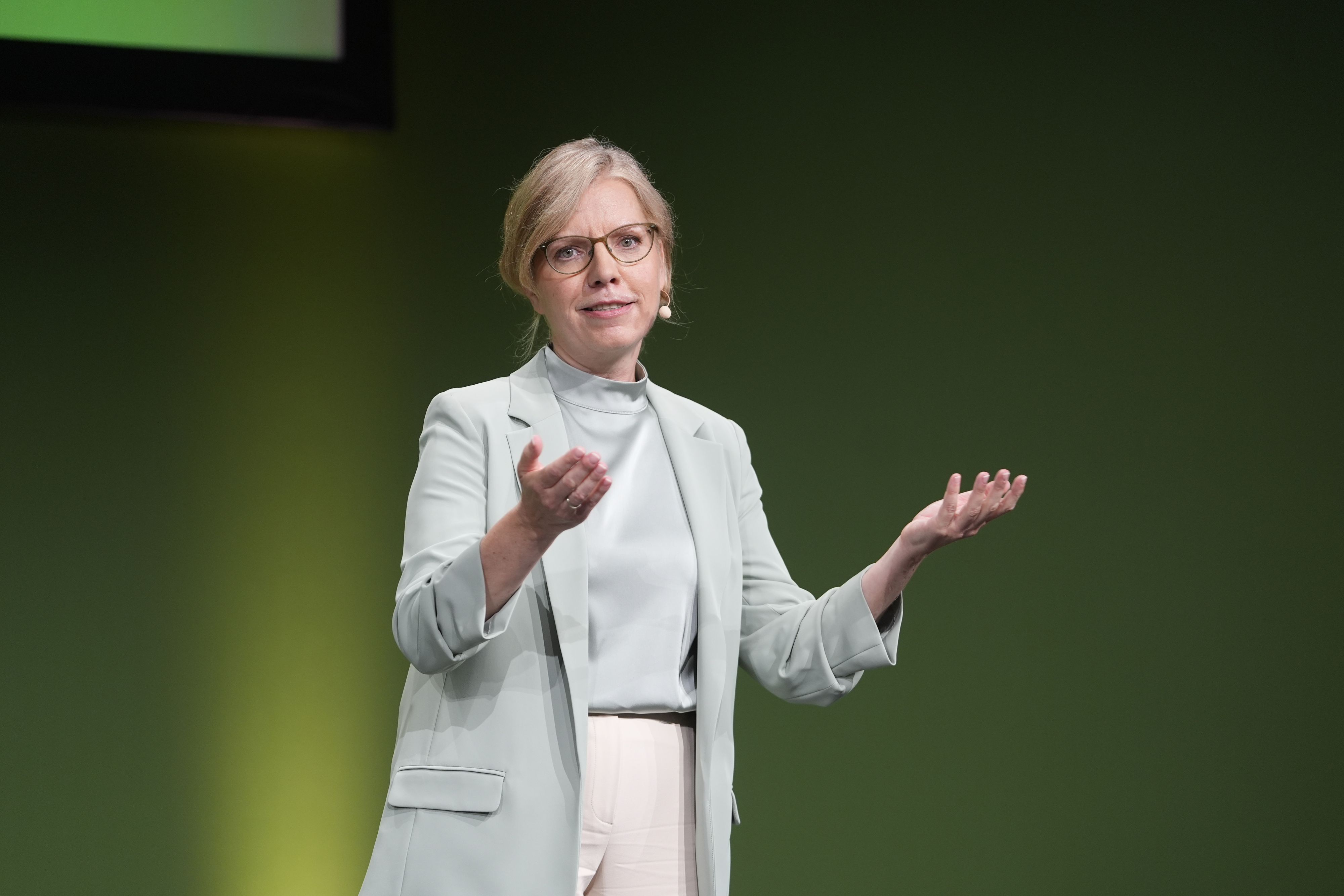 Leonore Gewessler bei ihrer Rede vor der Wahl zur neuen Grünen-Chefin am 29. Juni.