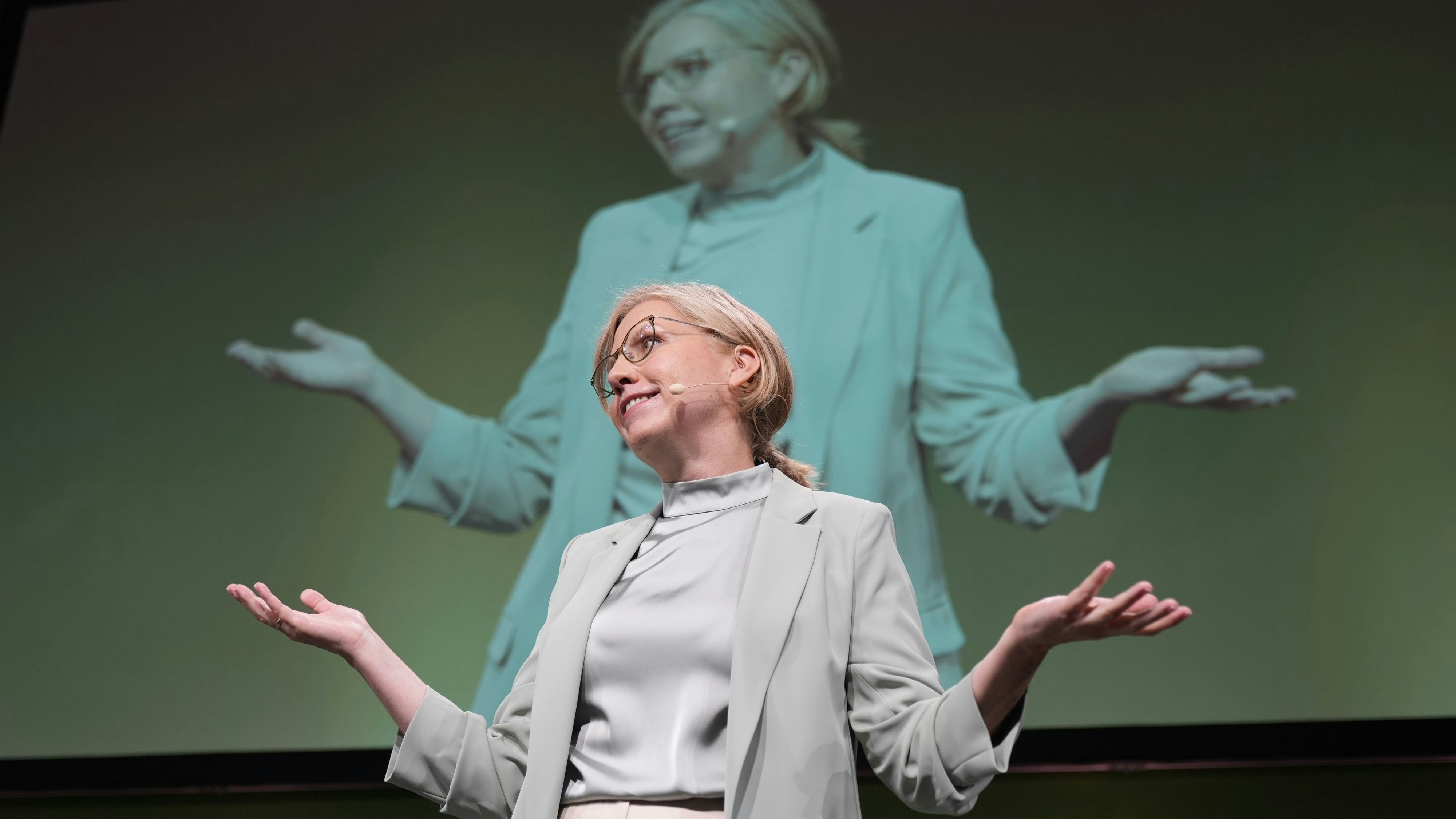 Leonore Gewessler: "Bin so froh, dass ich in dieses Flugzeug gestiegen bin."
