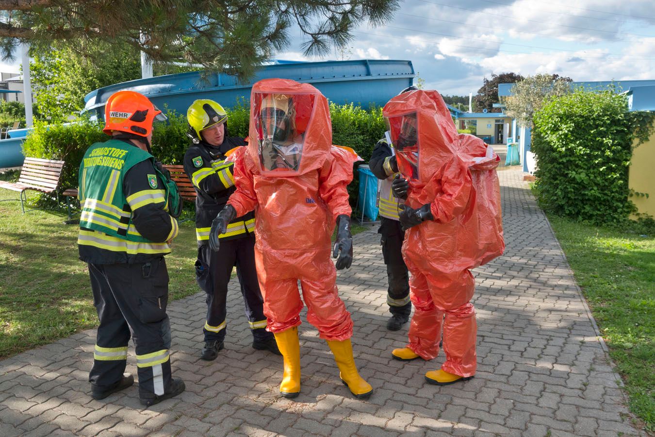 Großeinsatz: Gegen Chlorgas helfen nur moderne Schutzanzüge.